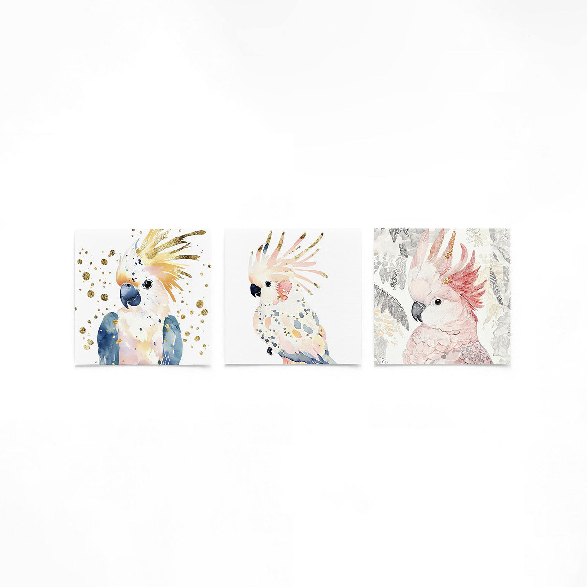 Drie vierkante posters met kaketoes op een gebroken witte achtergrond