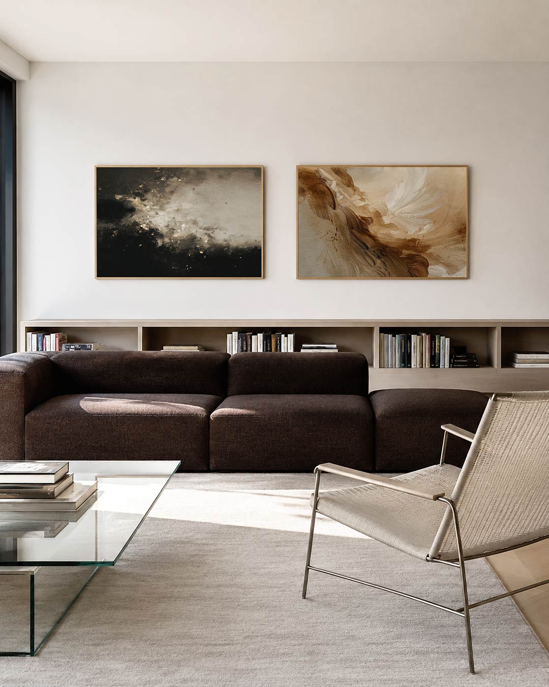 Twee liggende posters met donkere en lichte tinten, aan de muur in een interieur