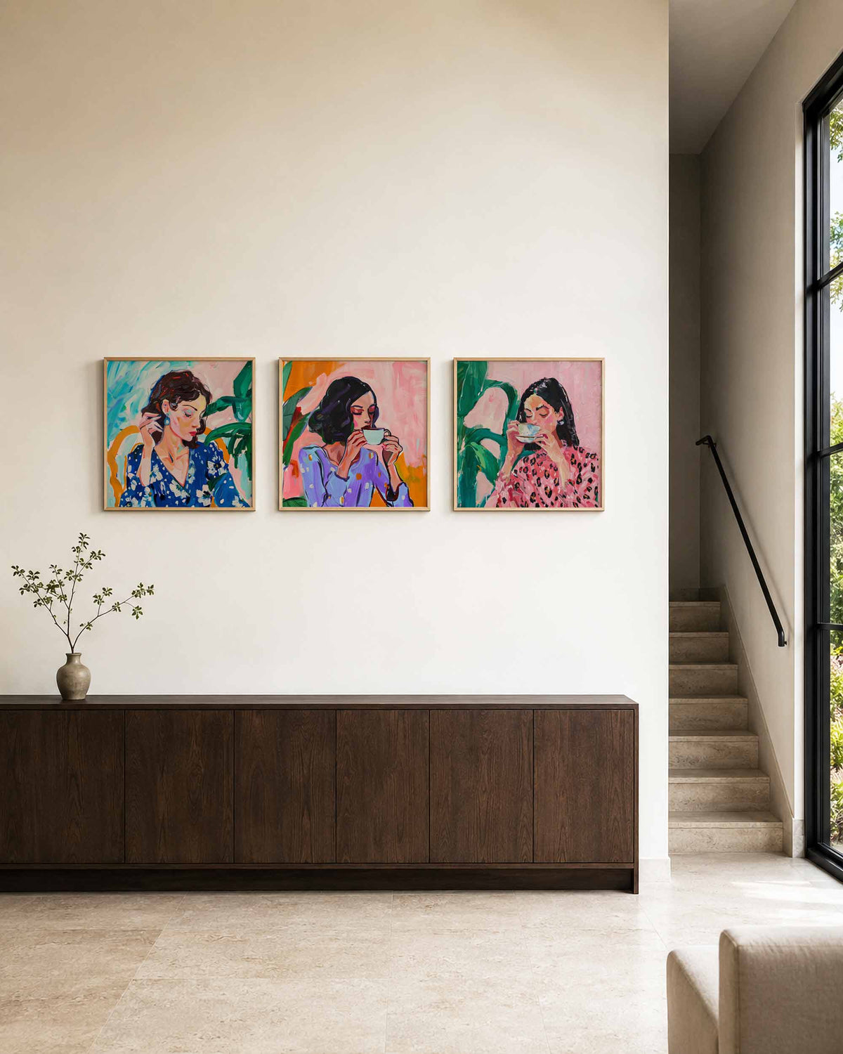 Interieurpresentatie van een driedelige vierkante posterset met vrouwenportretten