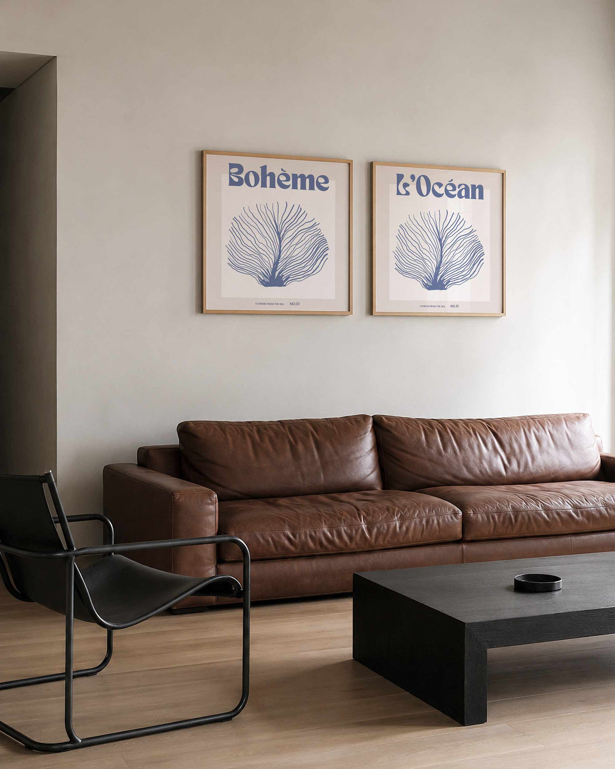 Interieurpresentatie van een tweedelige vierkante posterset met zeeplant en oceaan