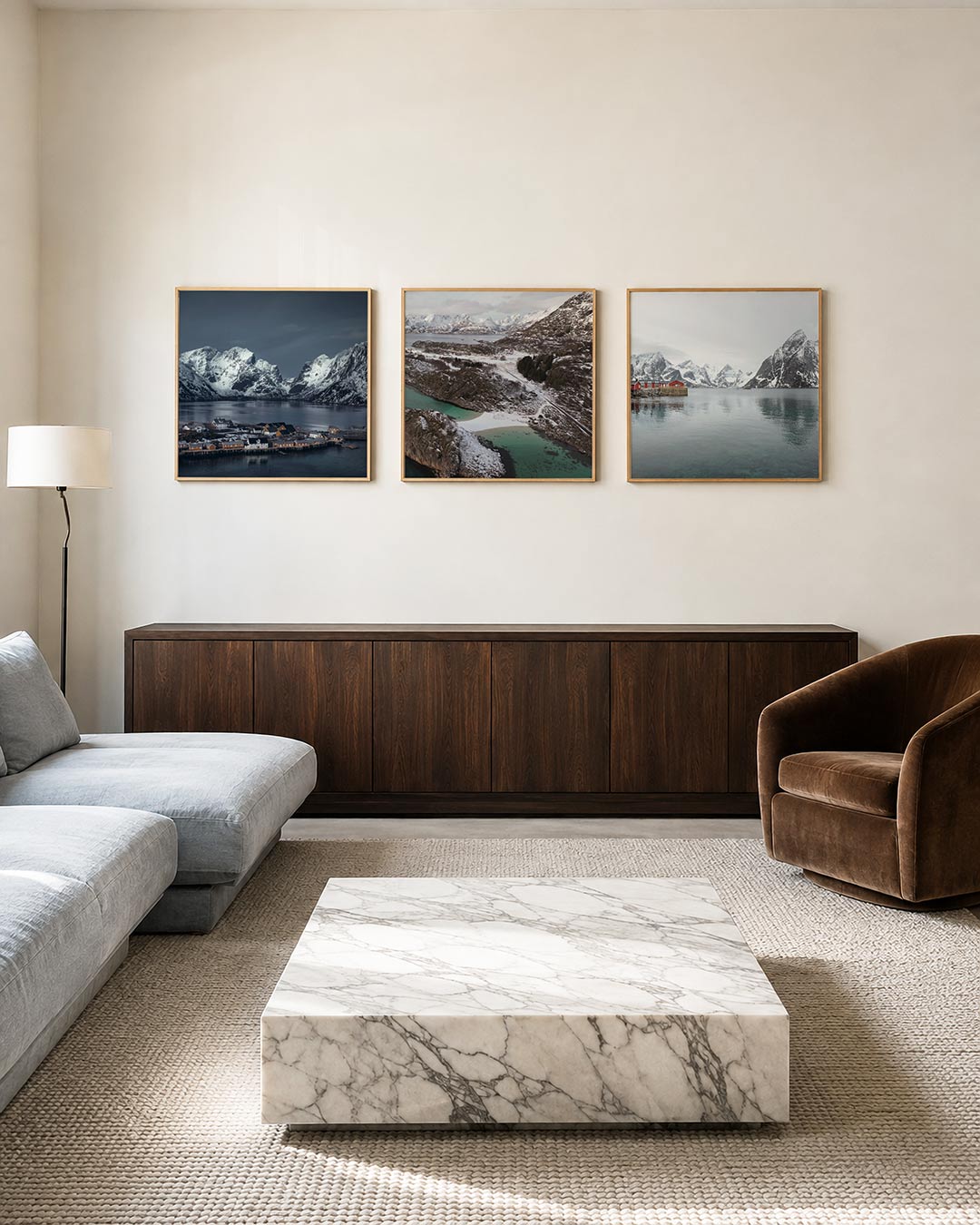 Interieur met vierkant fotografisch drieluik sneeuwbergen aan het fjord – Gerald Emming