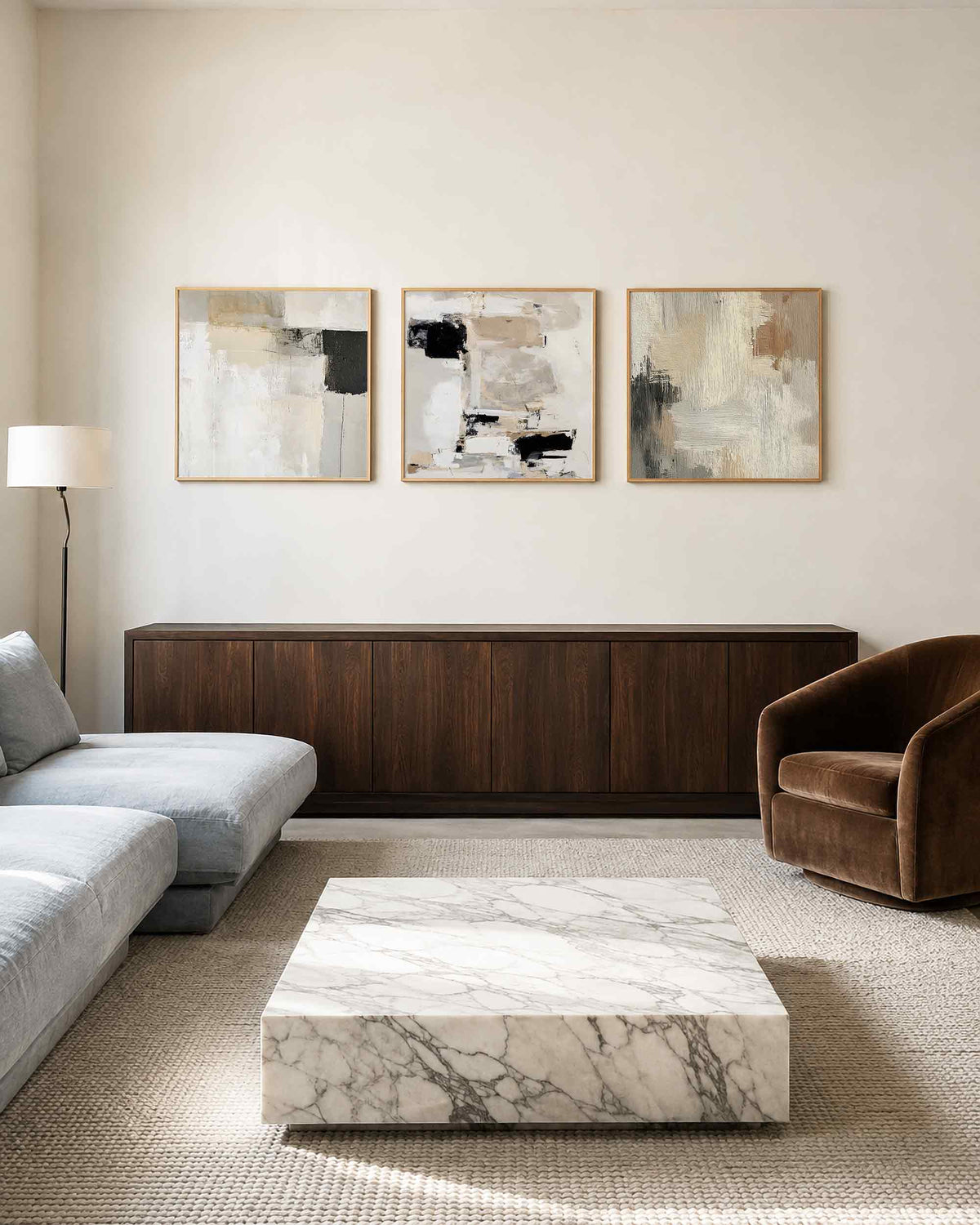 Interieurpresentatie van een driedelige vierkante posterset met abstracte beige kunst
