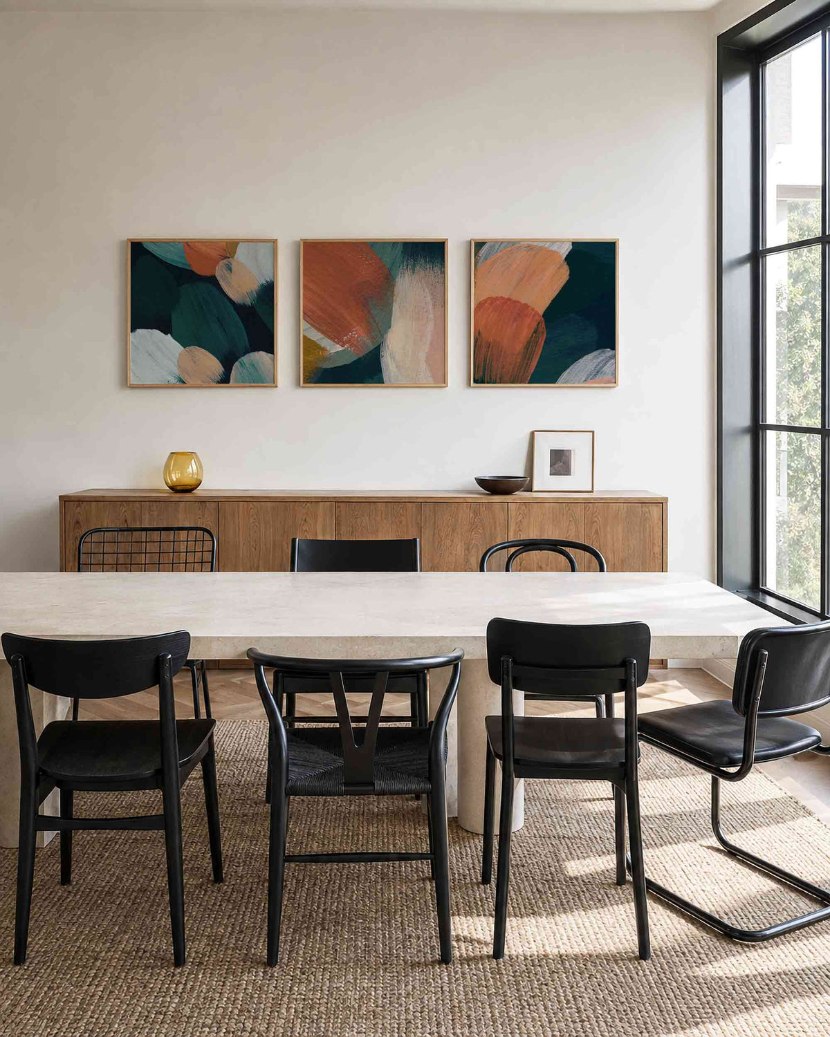 Interieurpresentatie van een driedelige vierkante posterset met abstracte penseelstreken