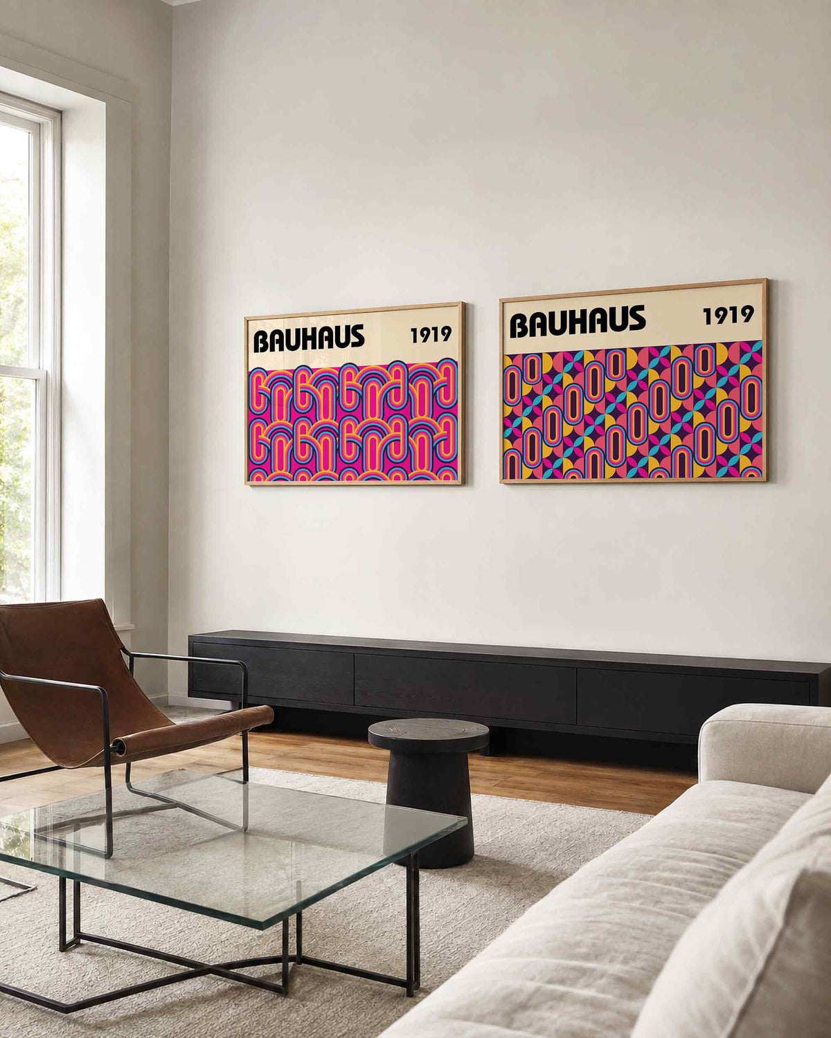 Interieurmockup van tweedelige landscape-posterset met neonbogen en kleurrooster