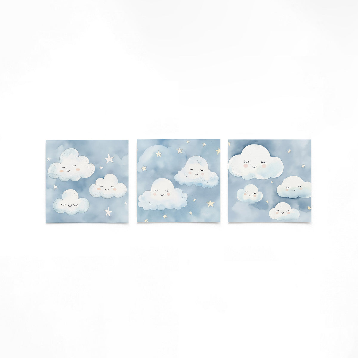 Drie vierkante posters met slapende wolken op een gebroken witte achtergrond