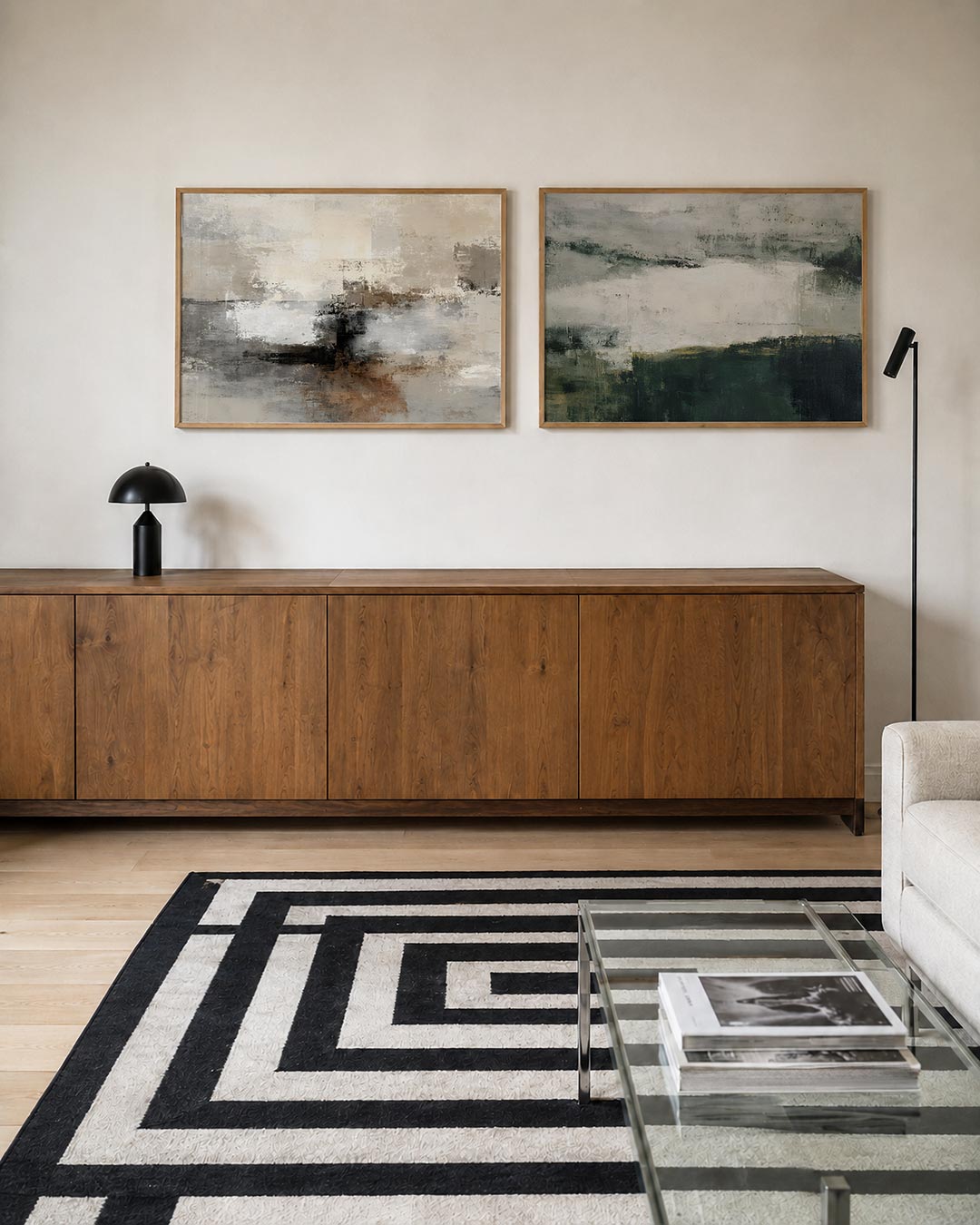 Tweedelige posterset met een fijne mix van beige, grijs en bruin, getoond in een interieur