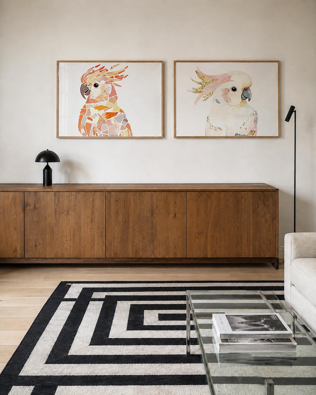 Twee liggende posters met een vogel opgebouwd uit diverse kleurvlakken, aan de muur in een interieur
