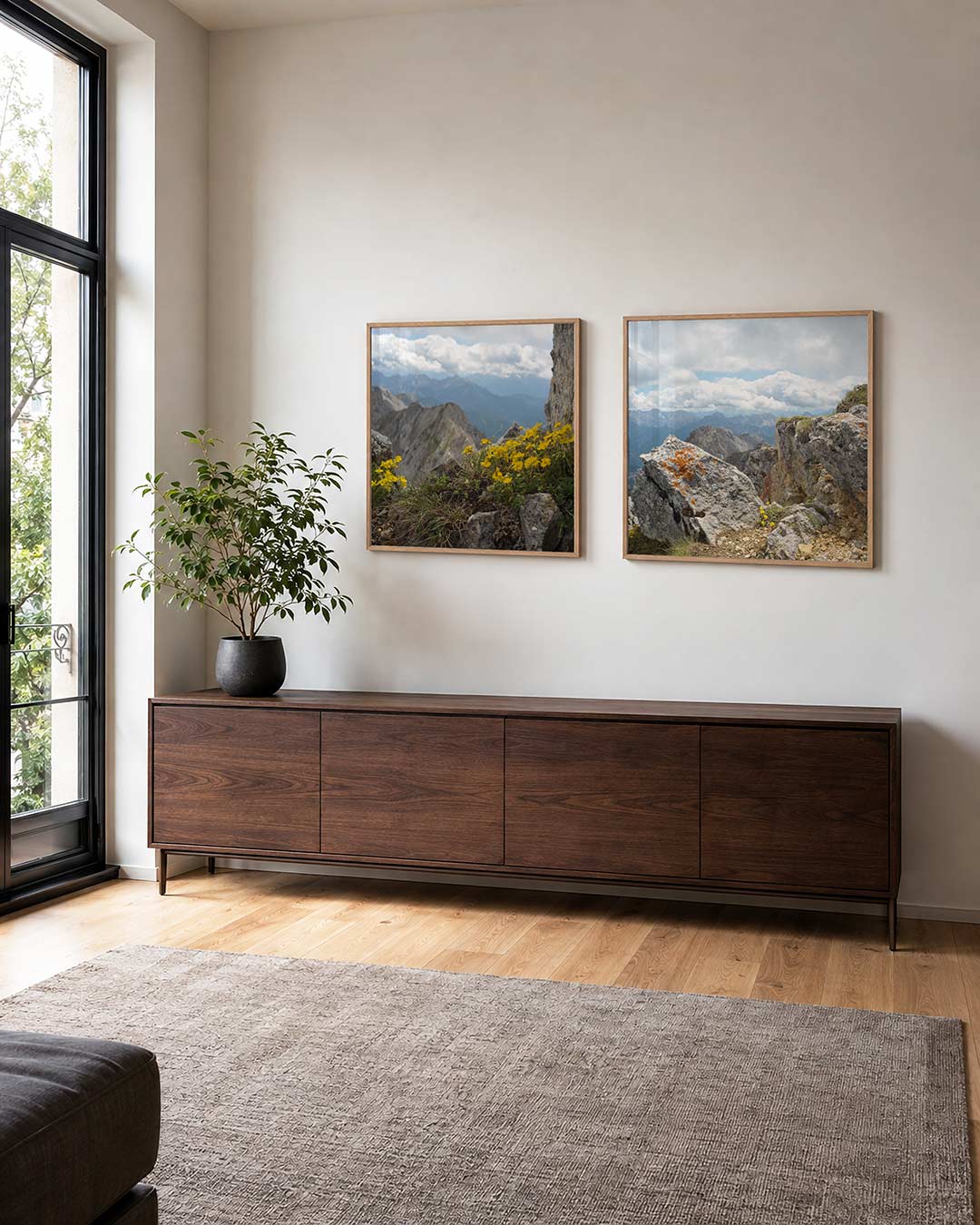 Interieur met vierkant fotografisch tweeluik alpenrots en gele bloemen – Gerald Emming