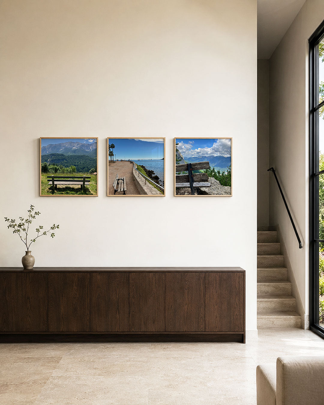 Interieur met vierkant fotografisch drieluik bankjes met uitzicht – Gerald Emming