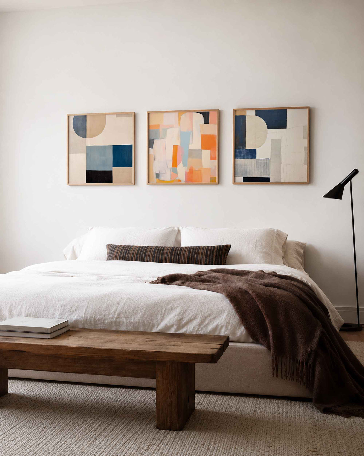 Interieurpresentatie van een driedelige vierkante posterset met abstracte vlakken