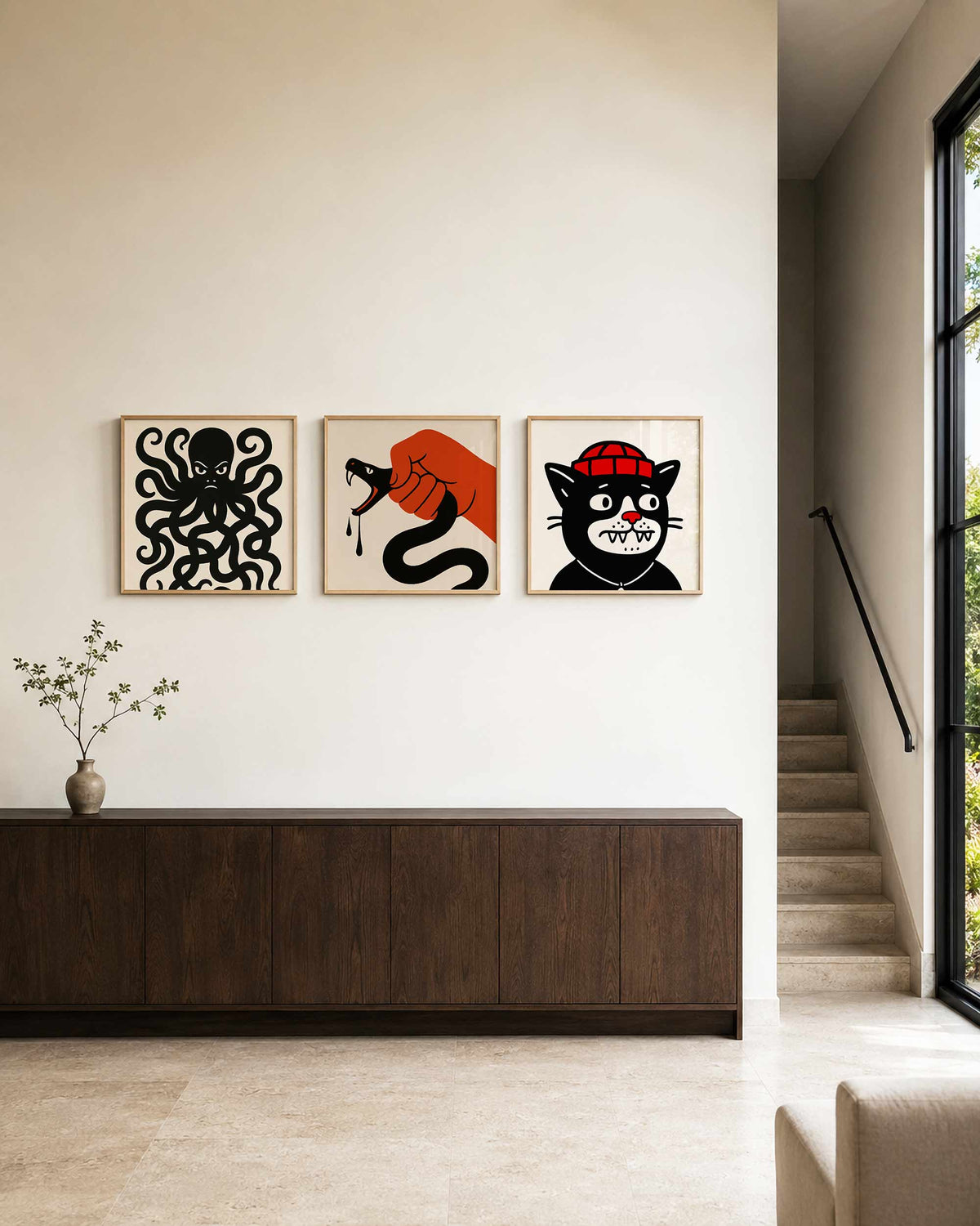 Interieurpresentatie van een driedelige vierkante posterset met zwarte dieren
