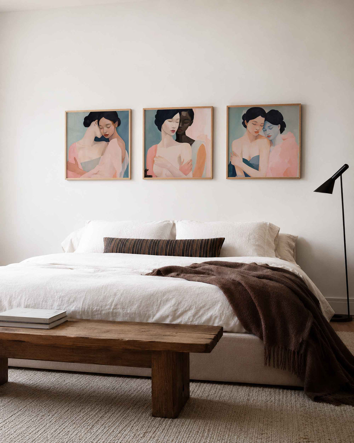 Interieurpresentatie van een driedelige vierkante posterset met omarmende vrouwen