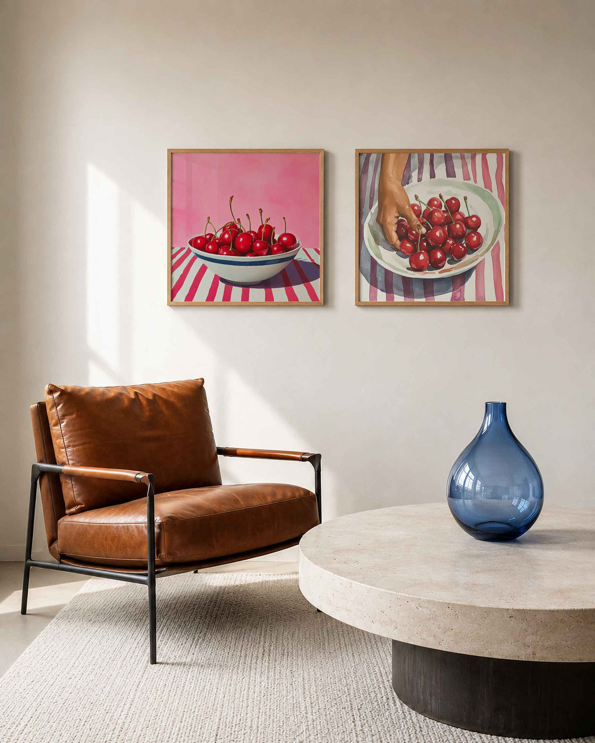 Interieurpresentatie van een tweedelige vierkante posterset met kersen in schalen