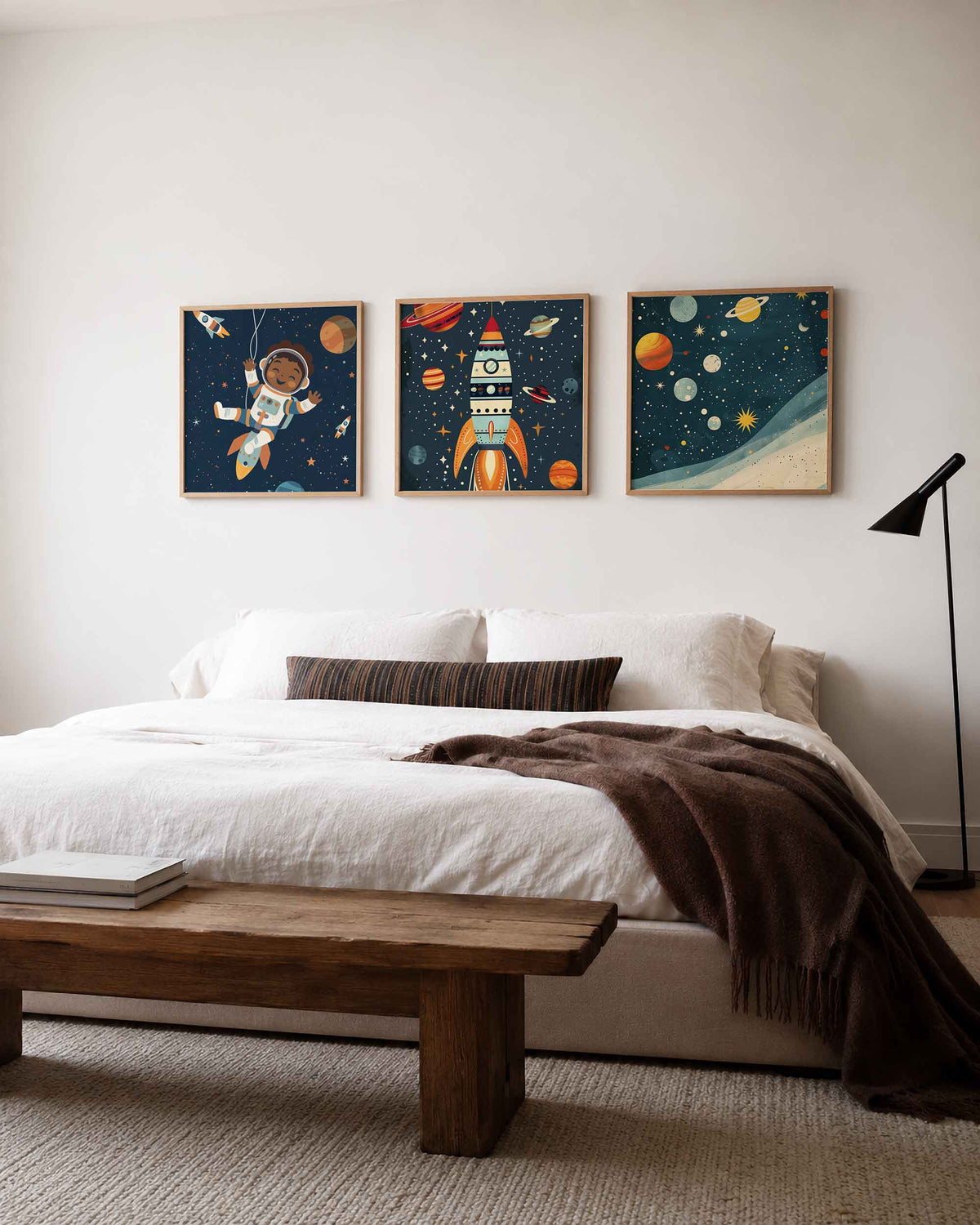Interieurpresentatie van een driedelige vierkante posterset met ruimtevaart en planeten