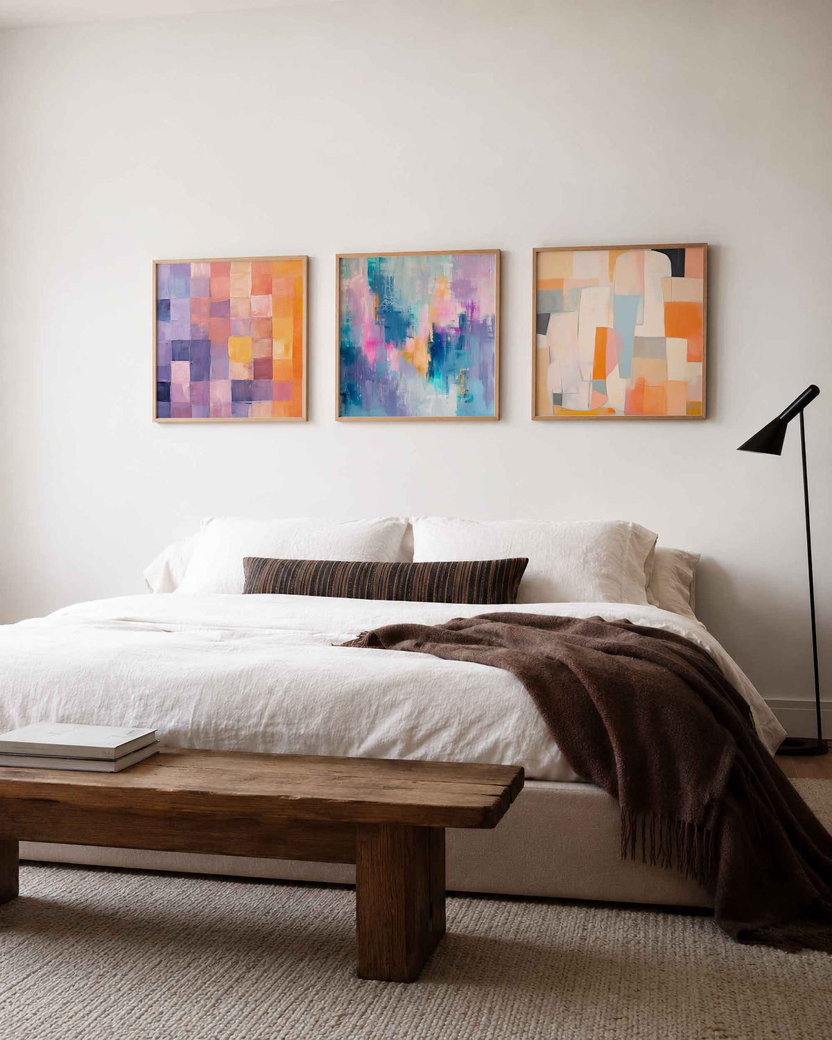 Interieurpresentatie van een driedelige vierkante posterset met kleurrijke abstracte vlakken