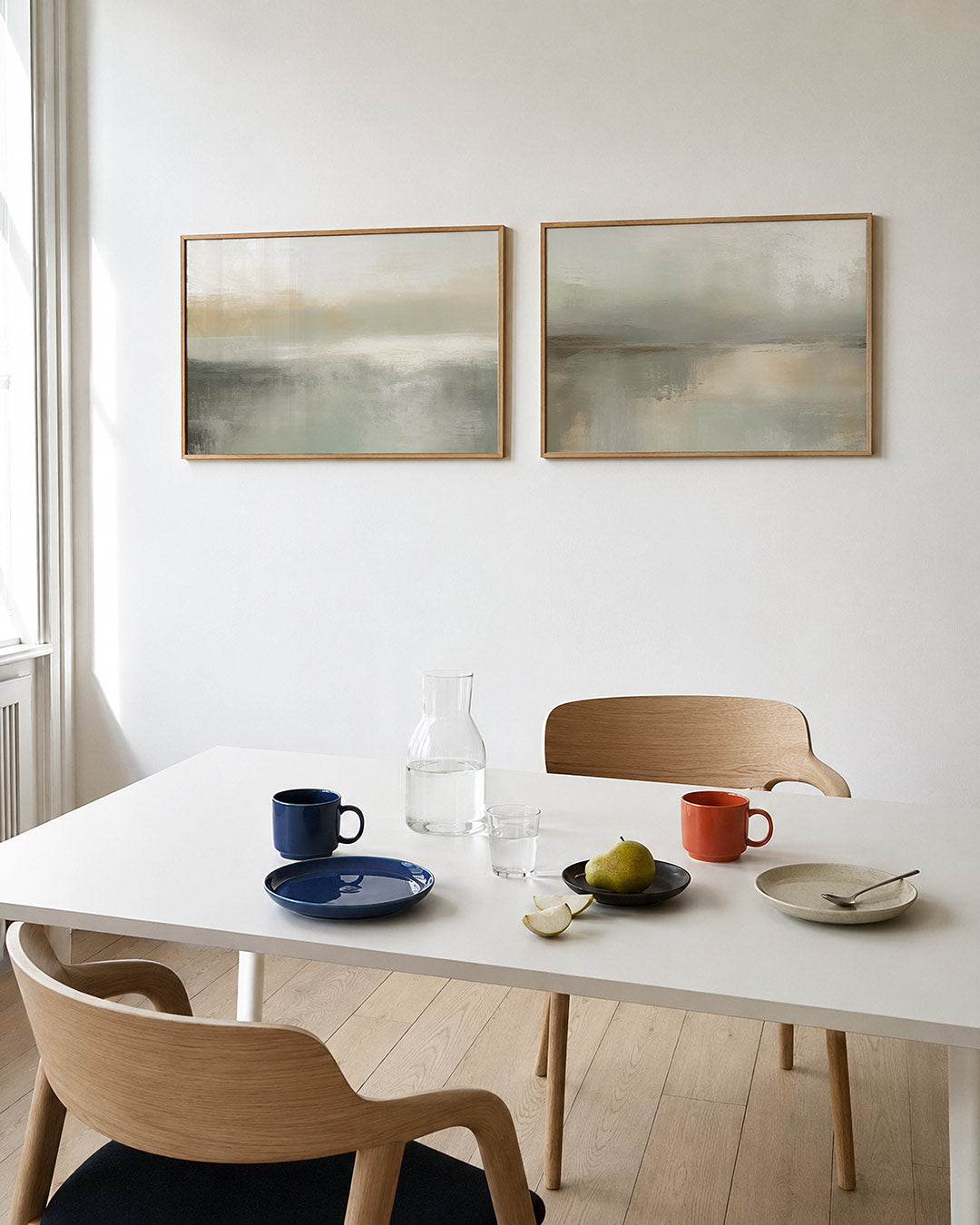 Twee liggende posters met een fijne mengeling van zachte kleuren, aan de muur in een interieur