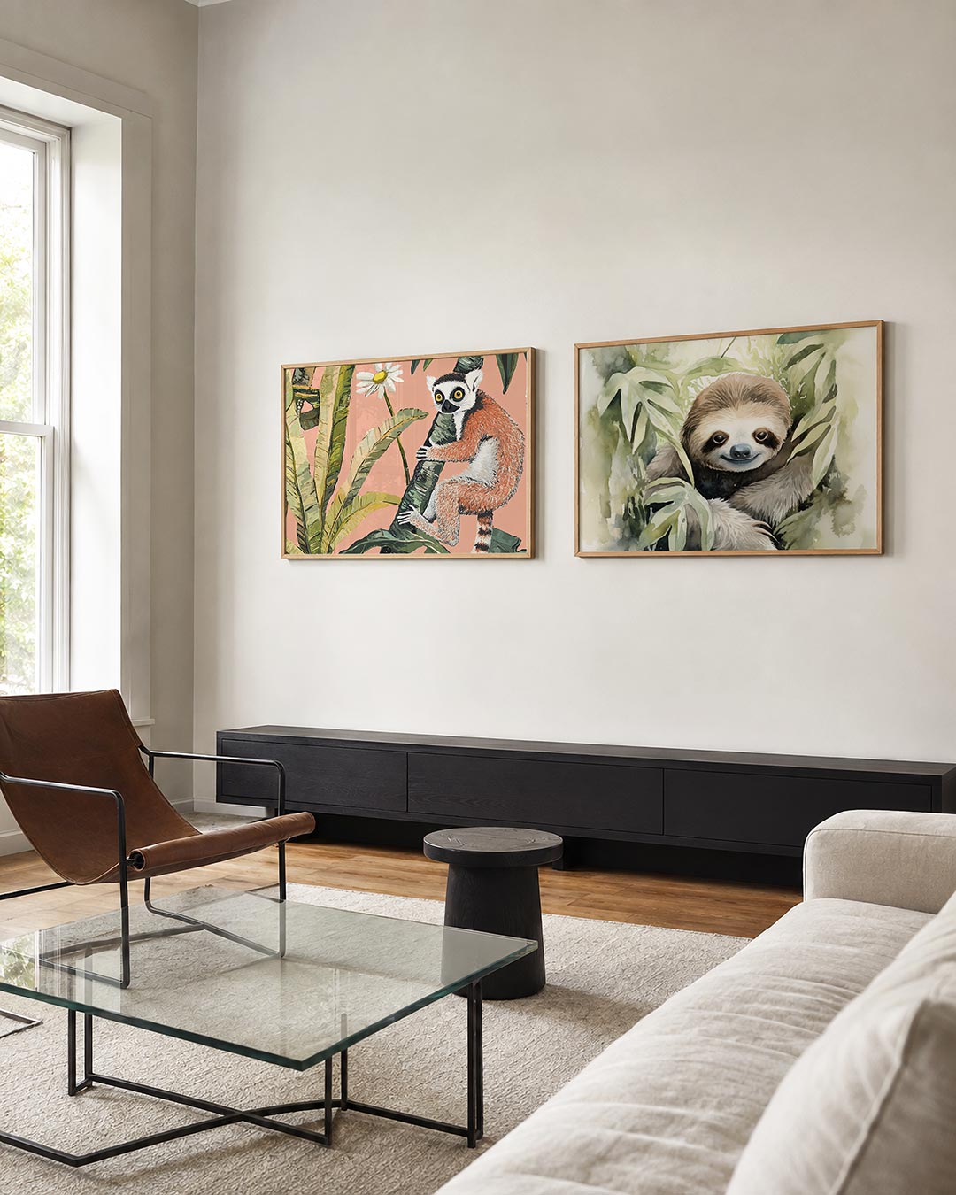Interieurbeeld met twee liggende posters: een levendig tafereel met een dier dat een boom omarmt