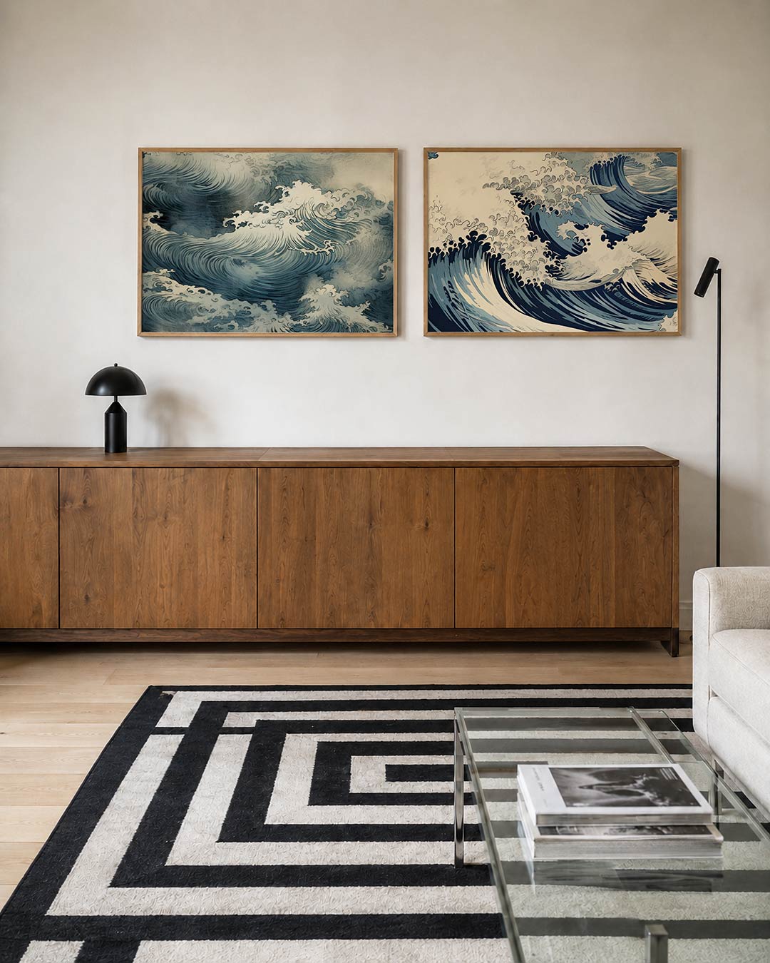 Tweedelige posterset met golven in blauw en wit, getoond in een interieur