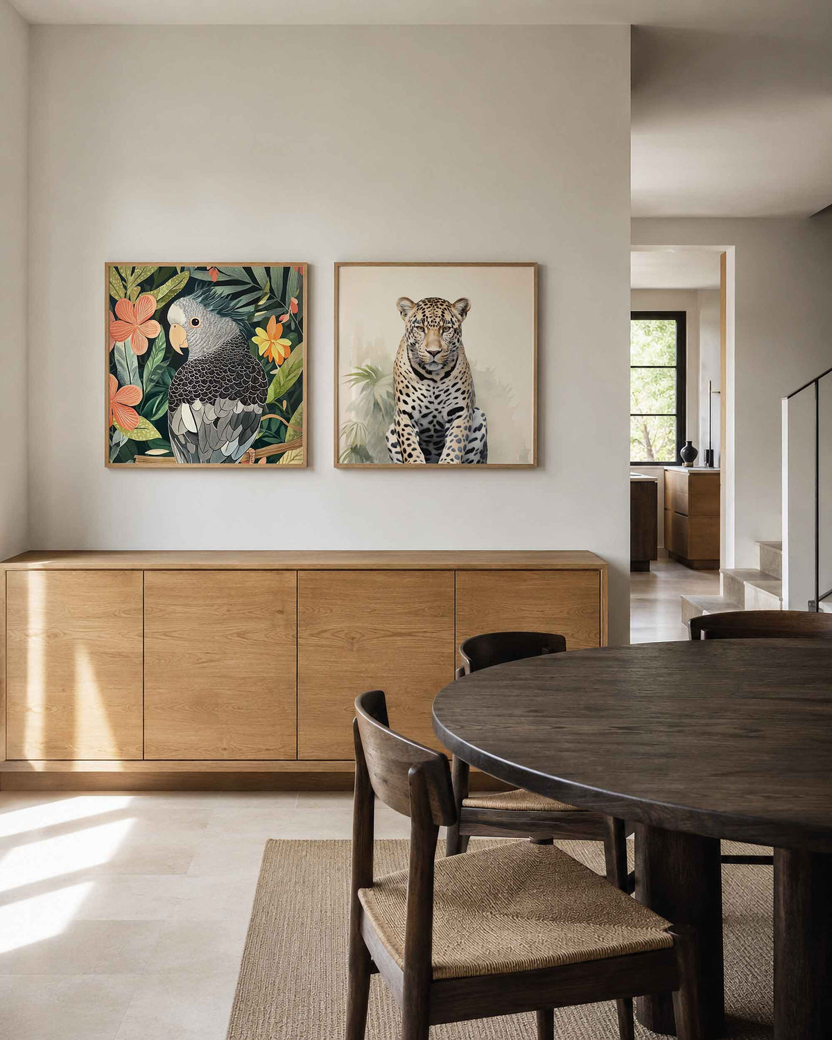 Interieurpresentatie van een tweedelige vierkante posterset met papegaai en luipaard