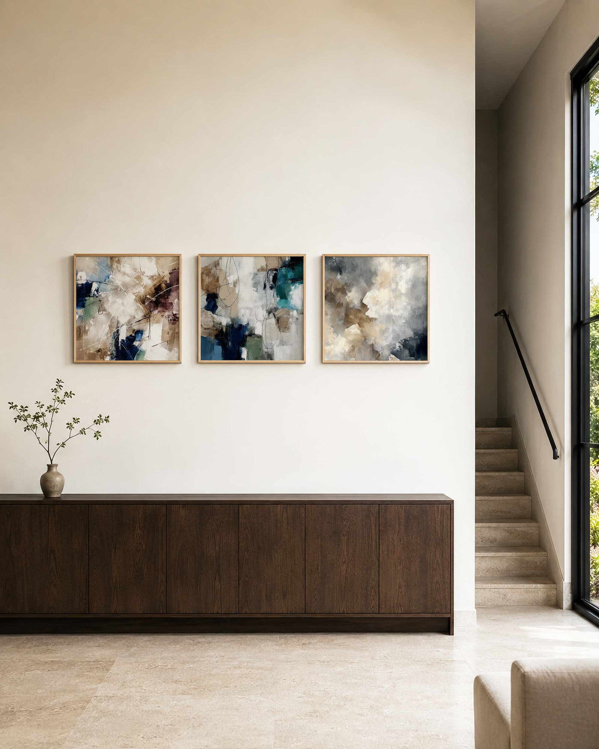 Interieurpresentatie van een driedelige vierkante posterset met abstracte kleurencompositie