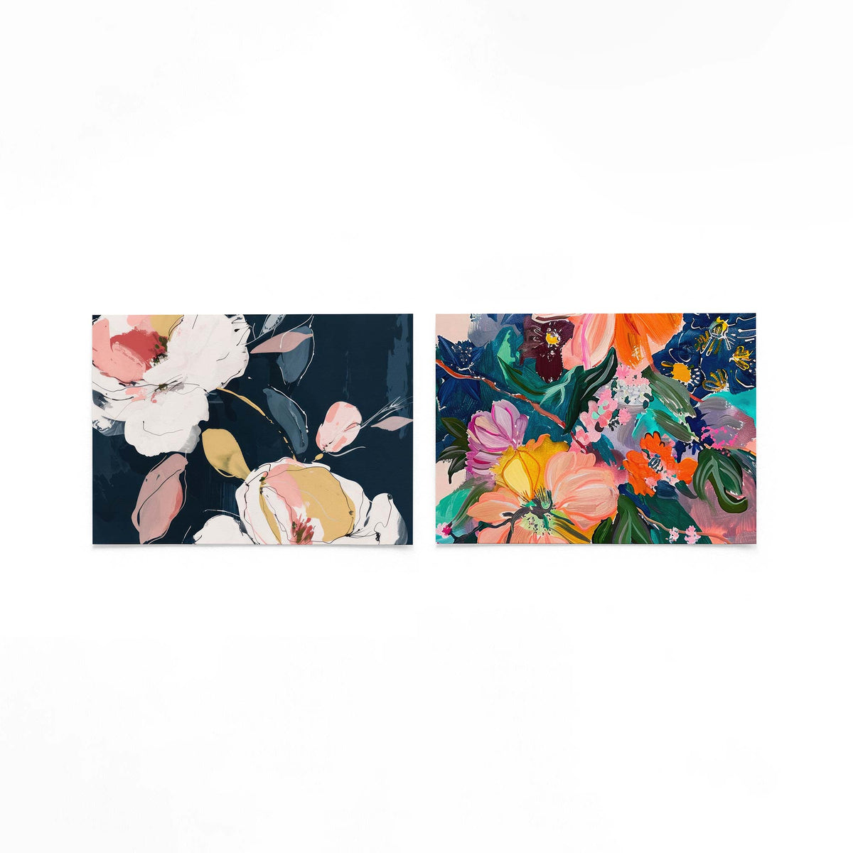Twee liggende posters met een speelse compositie van witte en roze bloemen op een gebroken witte achtergrond