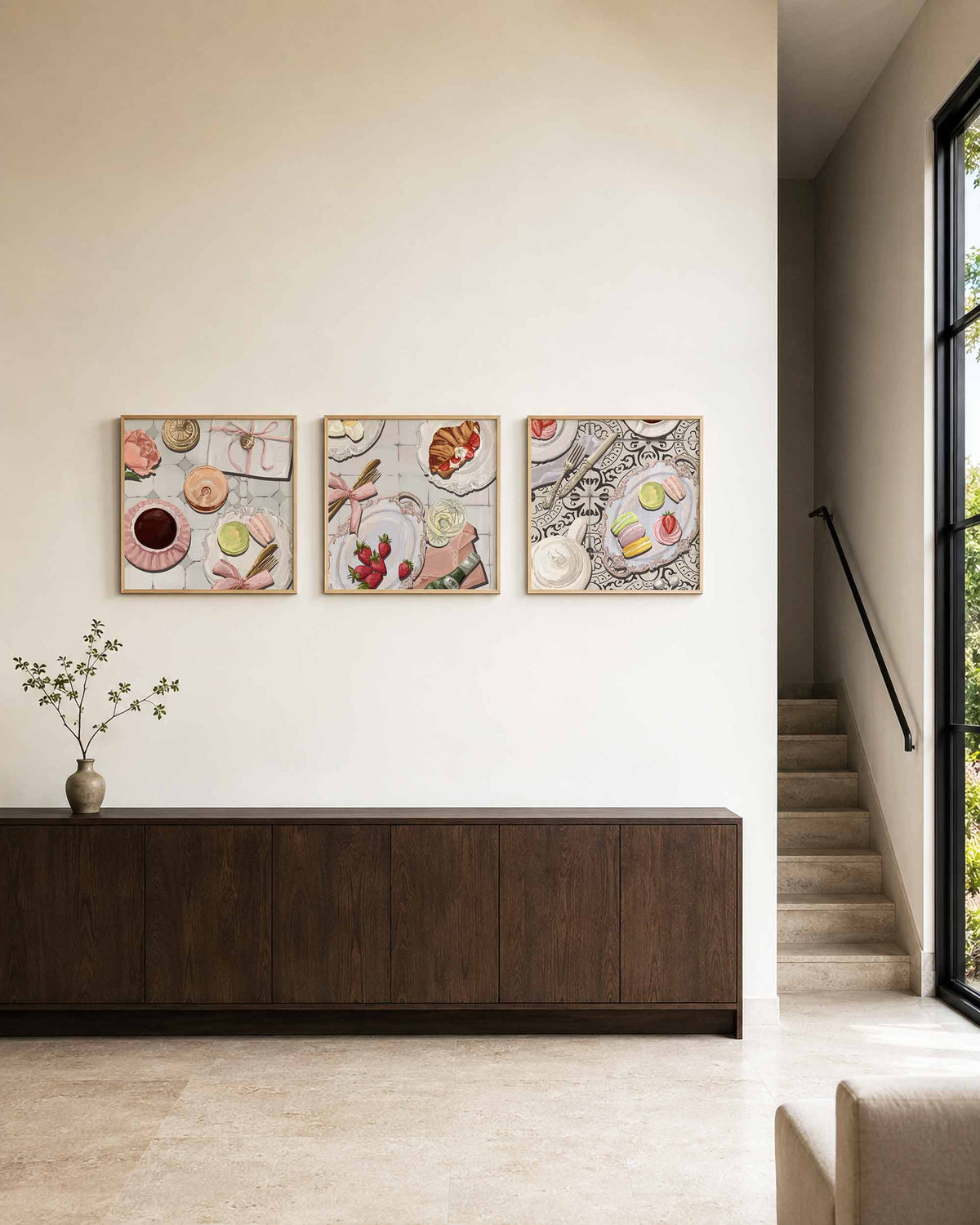 Interieurpresentatie van een driedelige vierkante posterset met franse patisserie