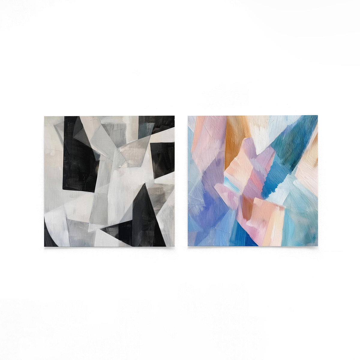 Twee vierkante posters met geometrische vlakken op een gebroken witte achtergrond