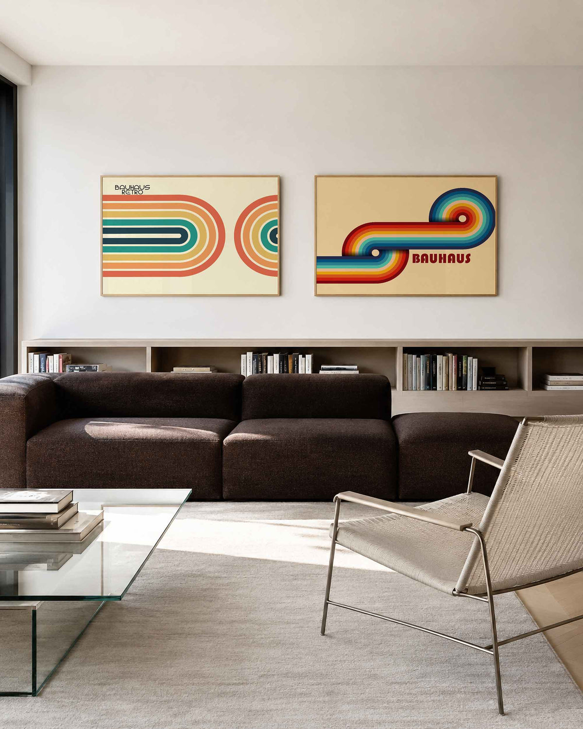 Interieurmockup van tweedelige landscape-posterset met gestapelde regenboogbanen
