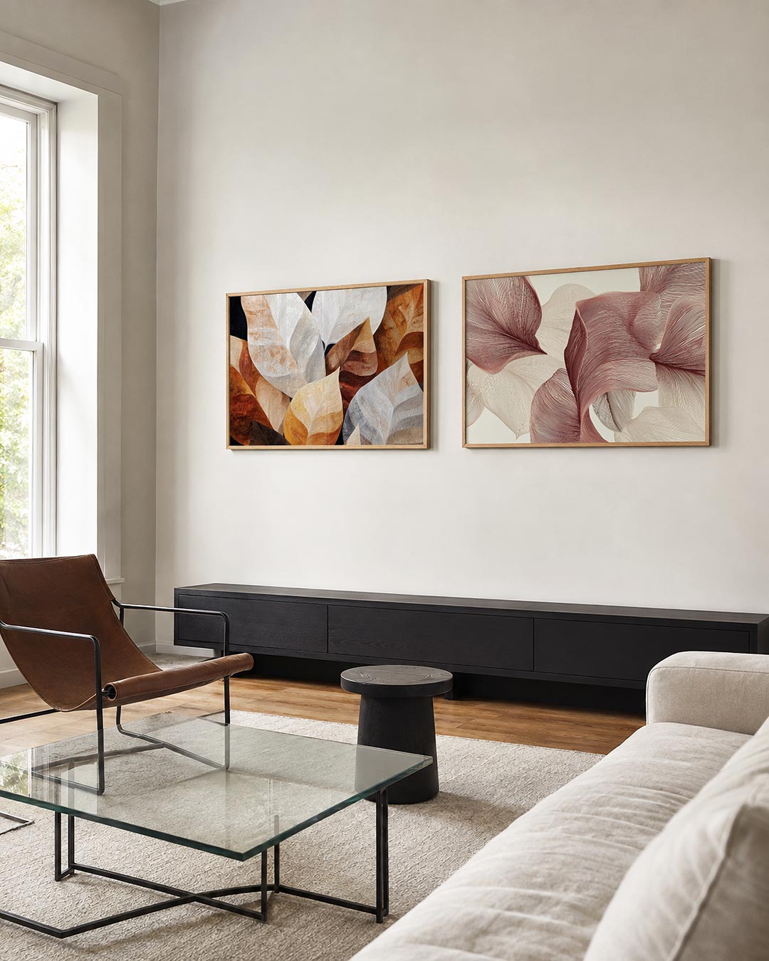 Tweedelige posterset met een spel van overlappende bladeren in warme aardetinten, getoond in een interieur
