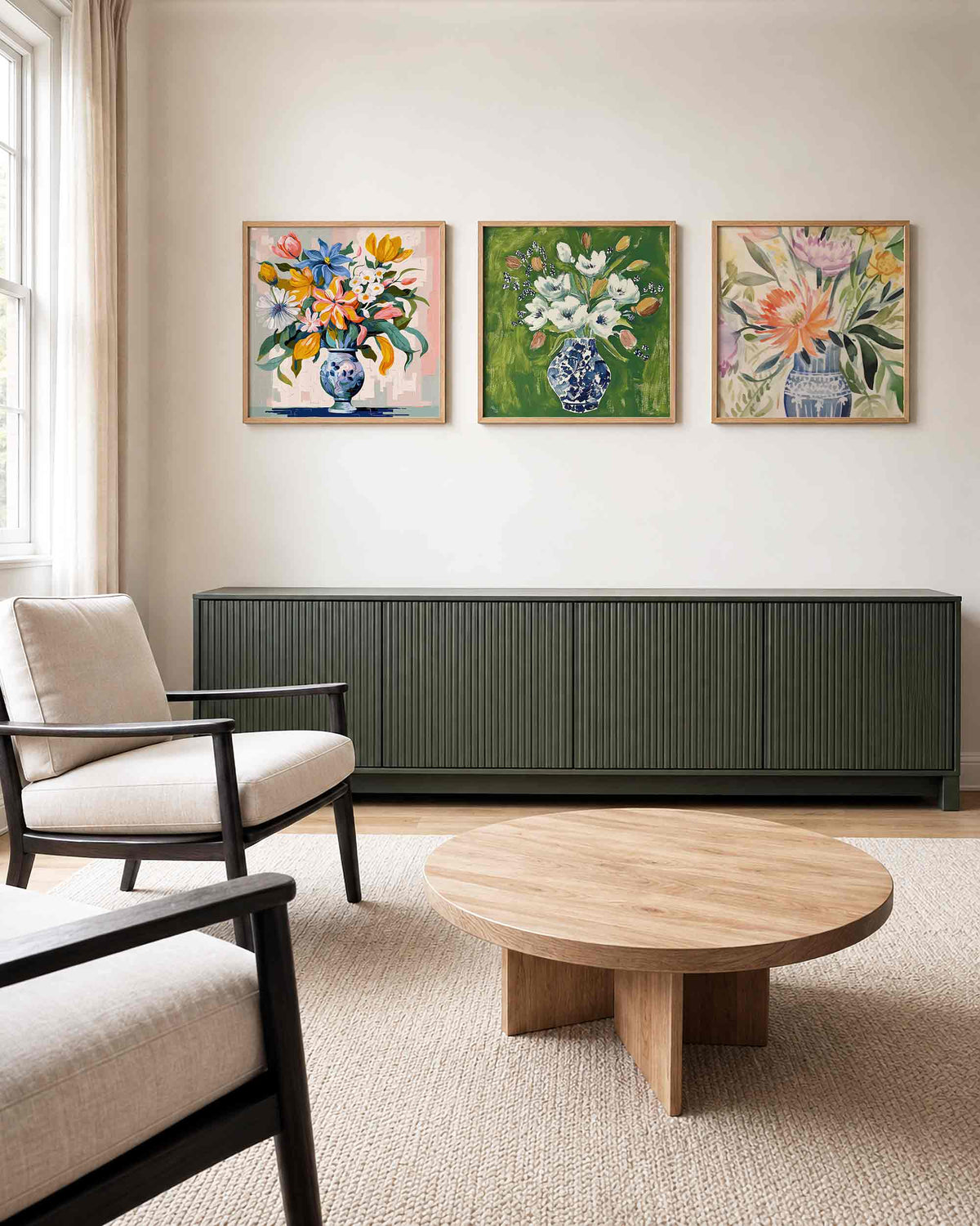 Interieurpresentatie van een driedelige vierkante posterset met bloemen in vazen