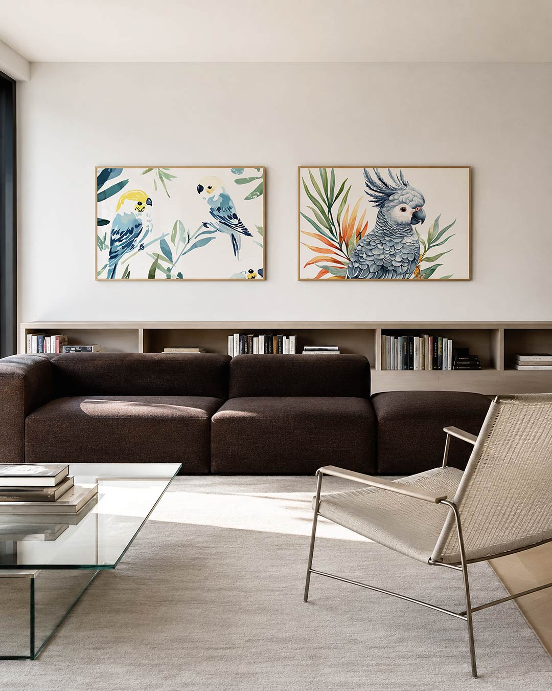 Tweedelige posterset met twee vogels in zachte blauwtinten met gele accenten, getoond in een interieur