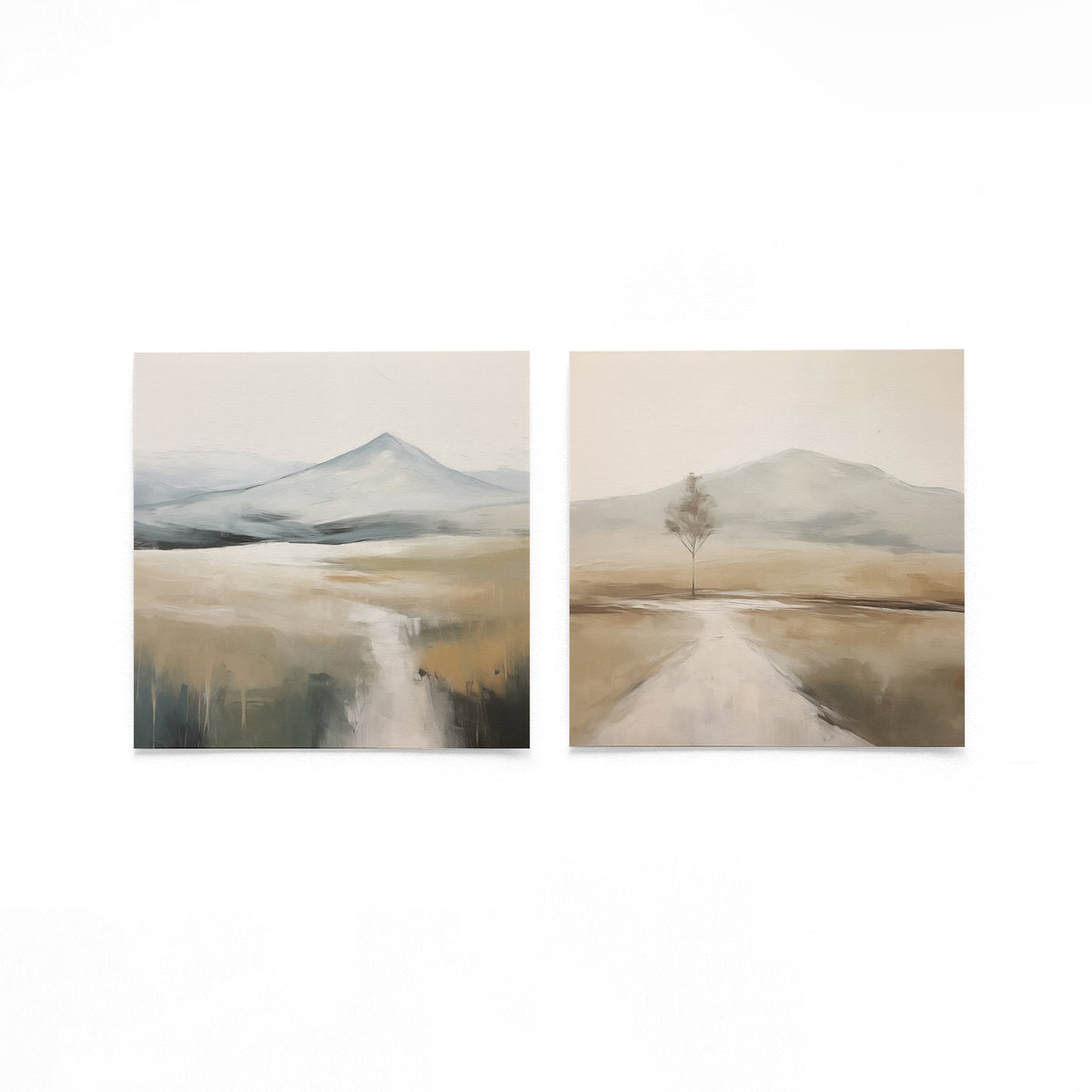Twee vierkante posters met berglandschap met boom op een gebroken witte achtergrond