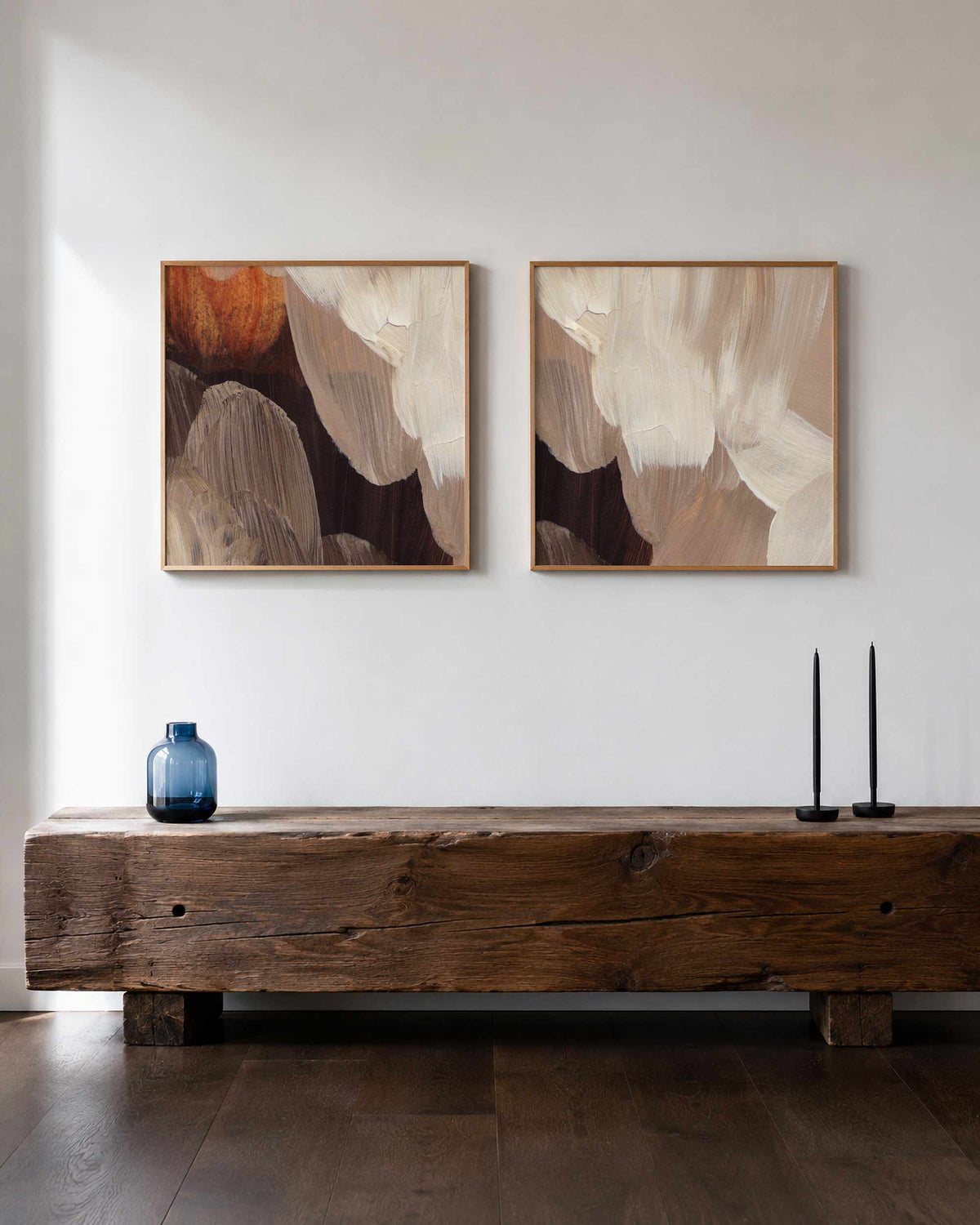 Interieurpresentatie van een tweedelige vierkante posterset met aardetinten penseelstreken