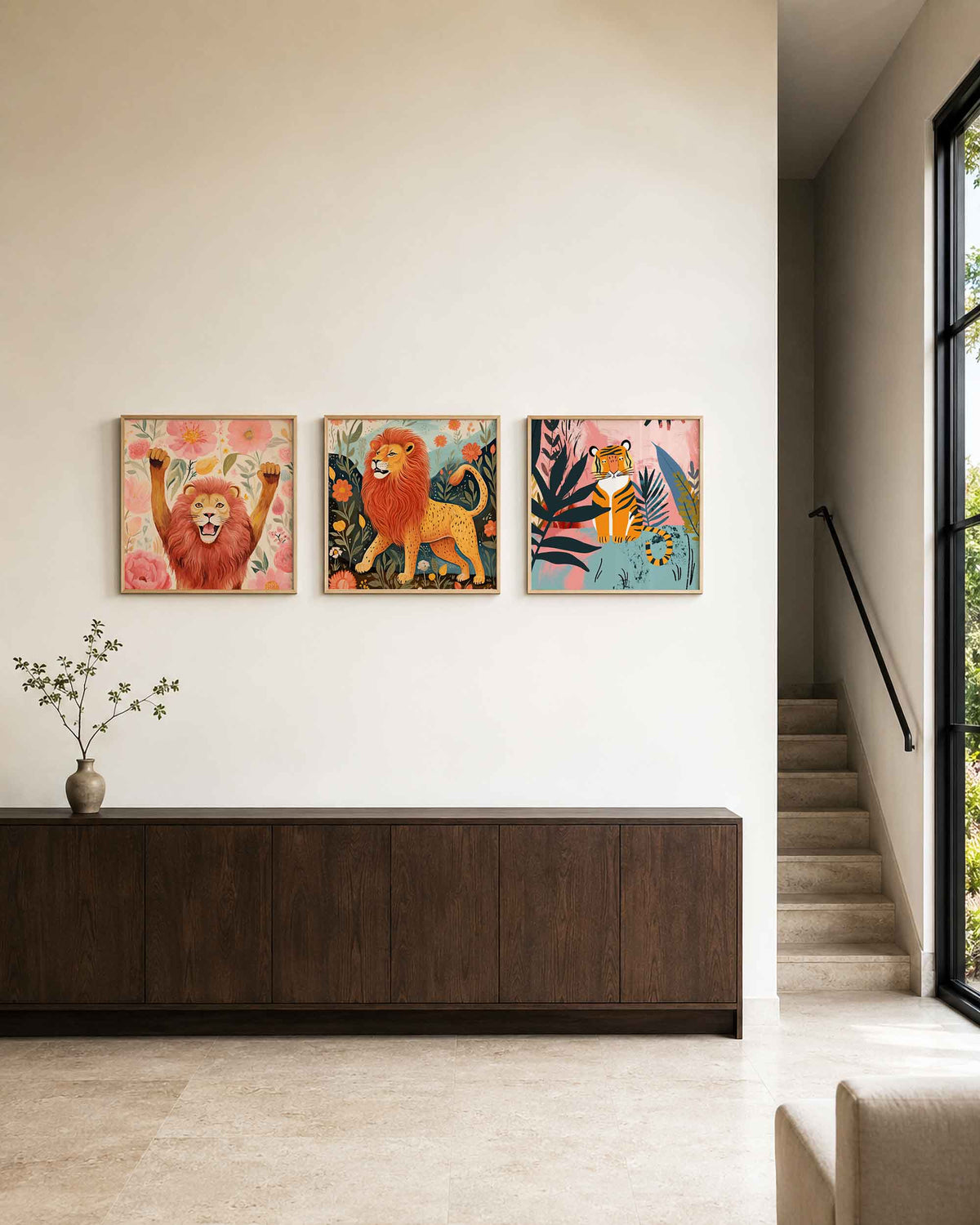 Interieurpresentatie van een driedelige vierkante posterset met leeuw en tijger