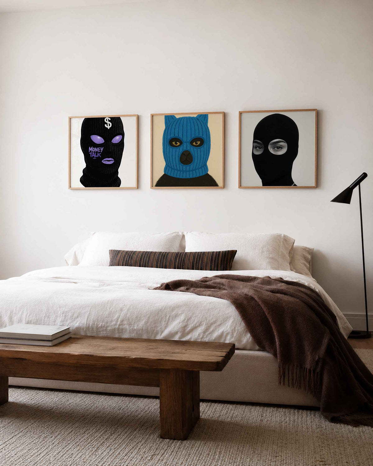 Interieurpresentatie van een driedelige vierkante posterset met maskerportretten