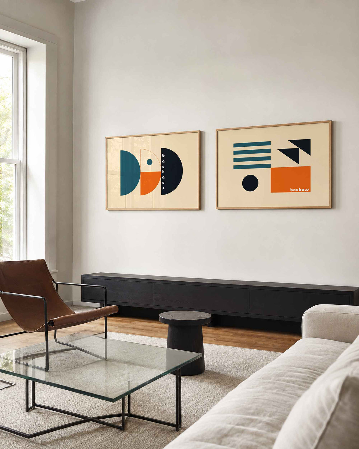 Interieurmockup van tweedelige landscape-posterset met oranje bogen en balken