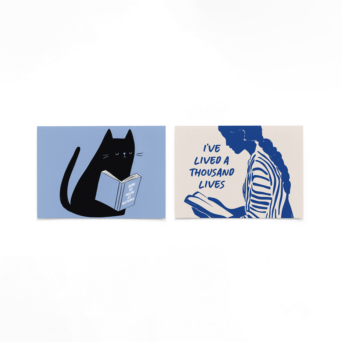 Twee liggende posters met een zwarte kat met een boek op een gebroken witte achtergrond
