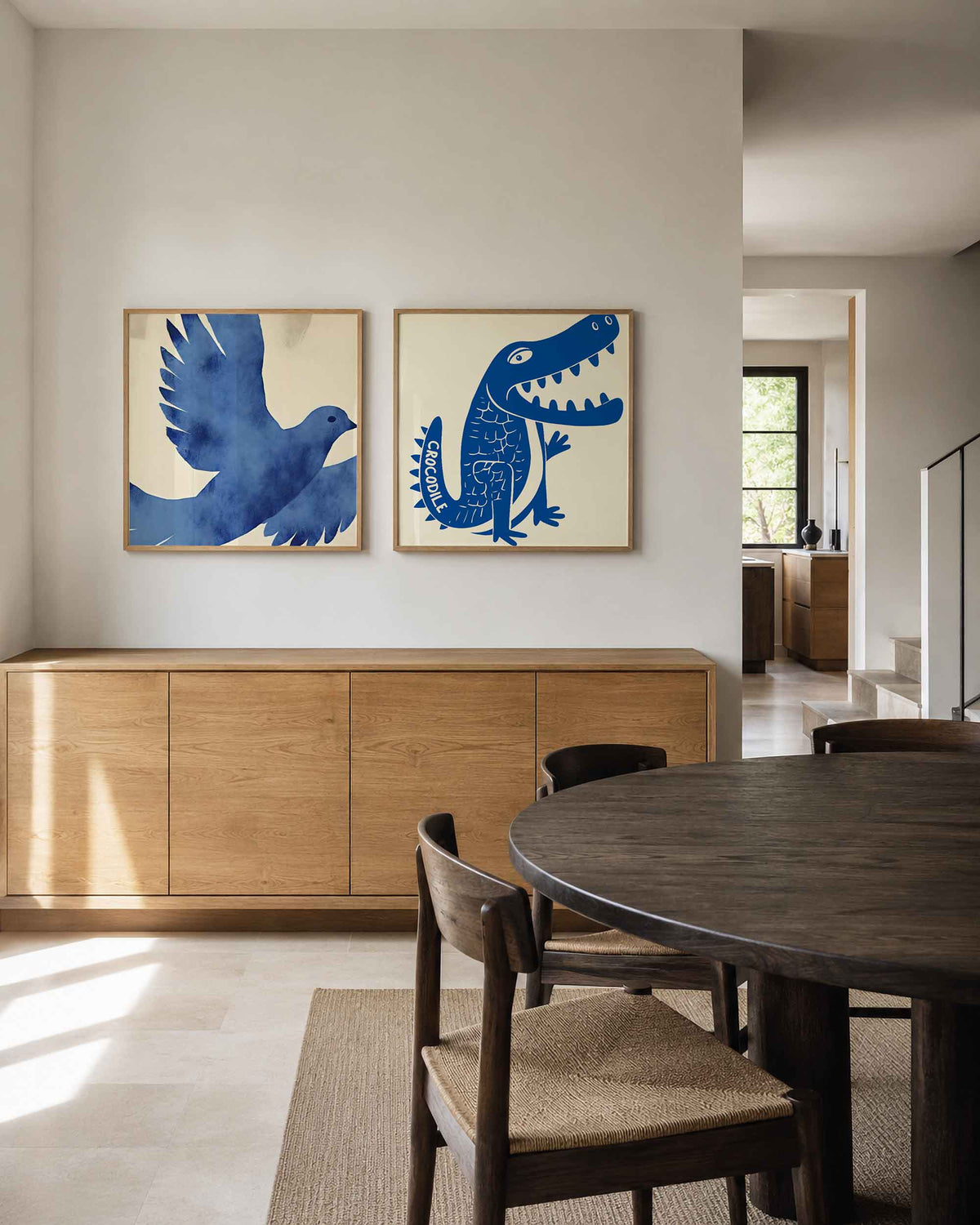 Interieurpresentatie van een tweedelige vierkante posterset met blauwe duif en krokodil