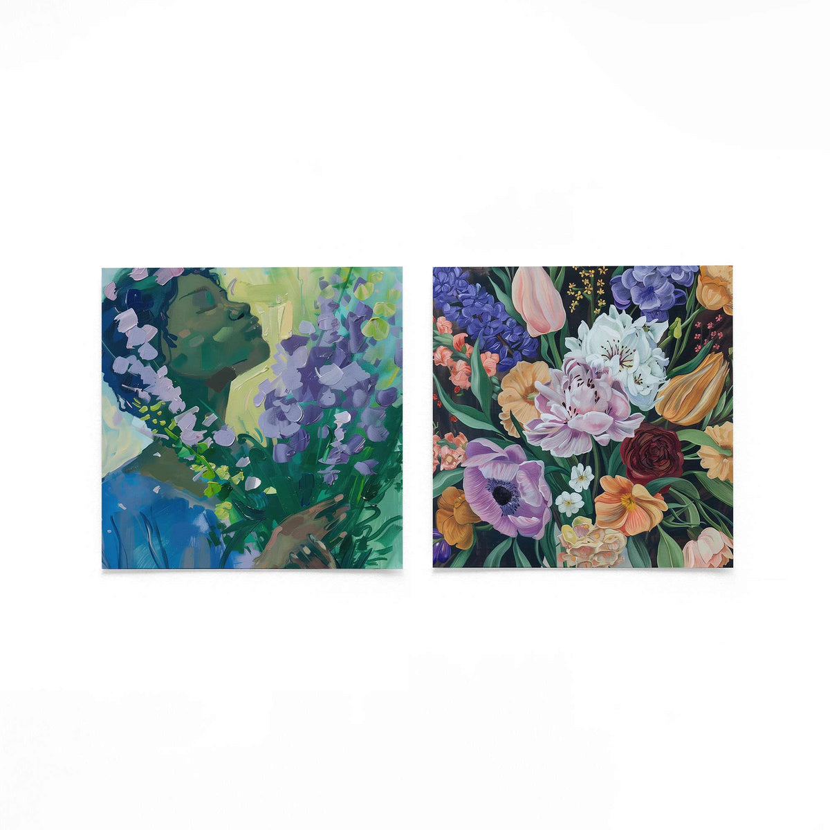 Twee vierkante posters met bloemen en verfstreken op een gebroken witte achtergrond
