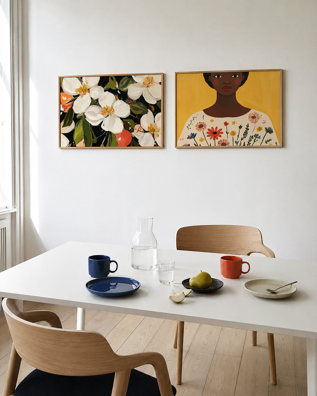 Twee liggende posters met een levendige compositie van grote witte bloemen met oranje accenten, aan de muur in een interieur
