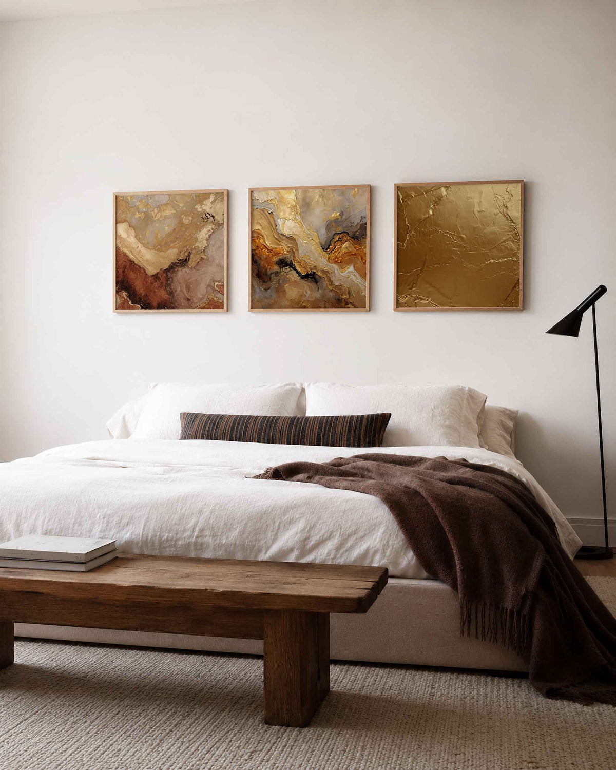 Interieurpresentatie van een driedelige vierkante posterset met goudbruine abstracte