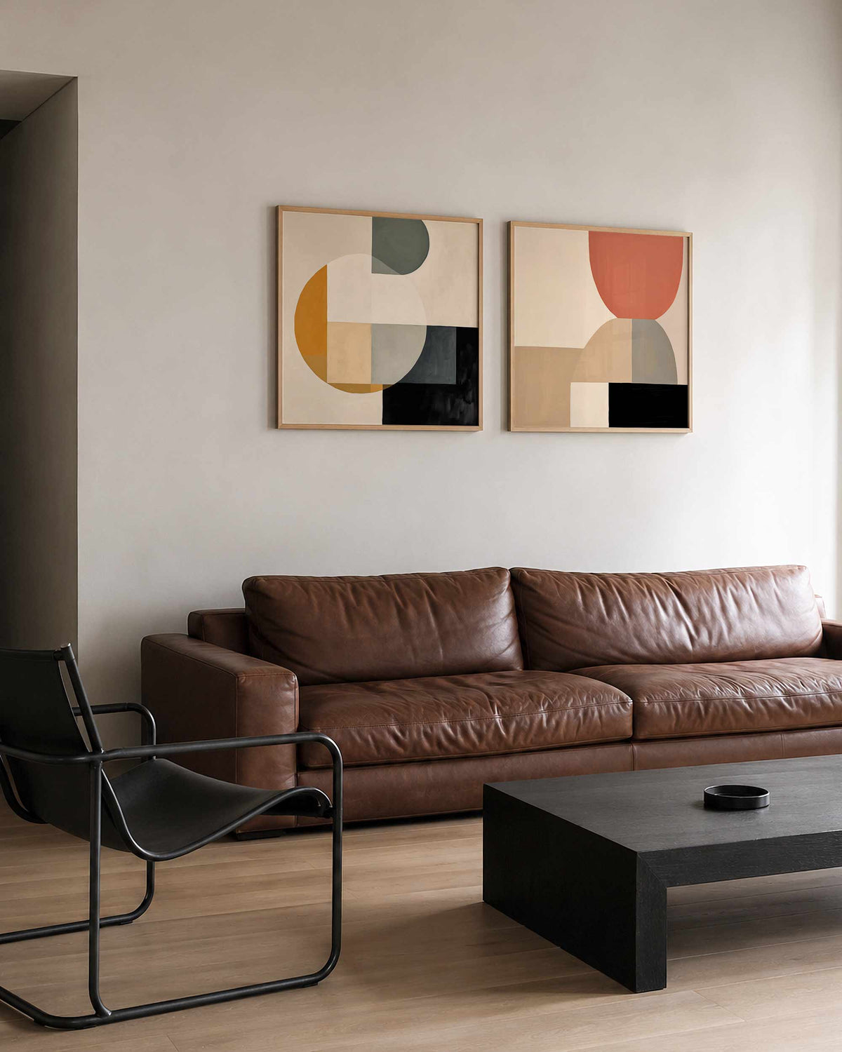 Interieurpresentatie van een tweedelige vierkante posterset met geometrische vormen