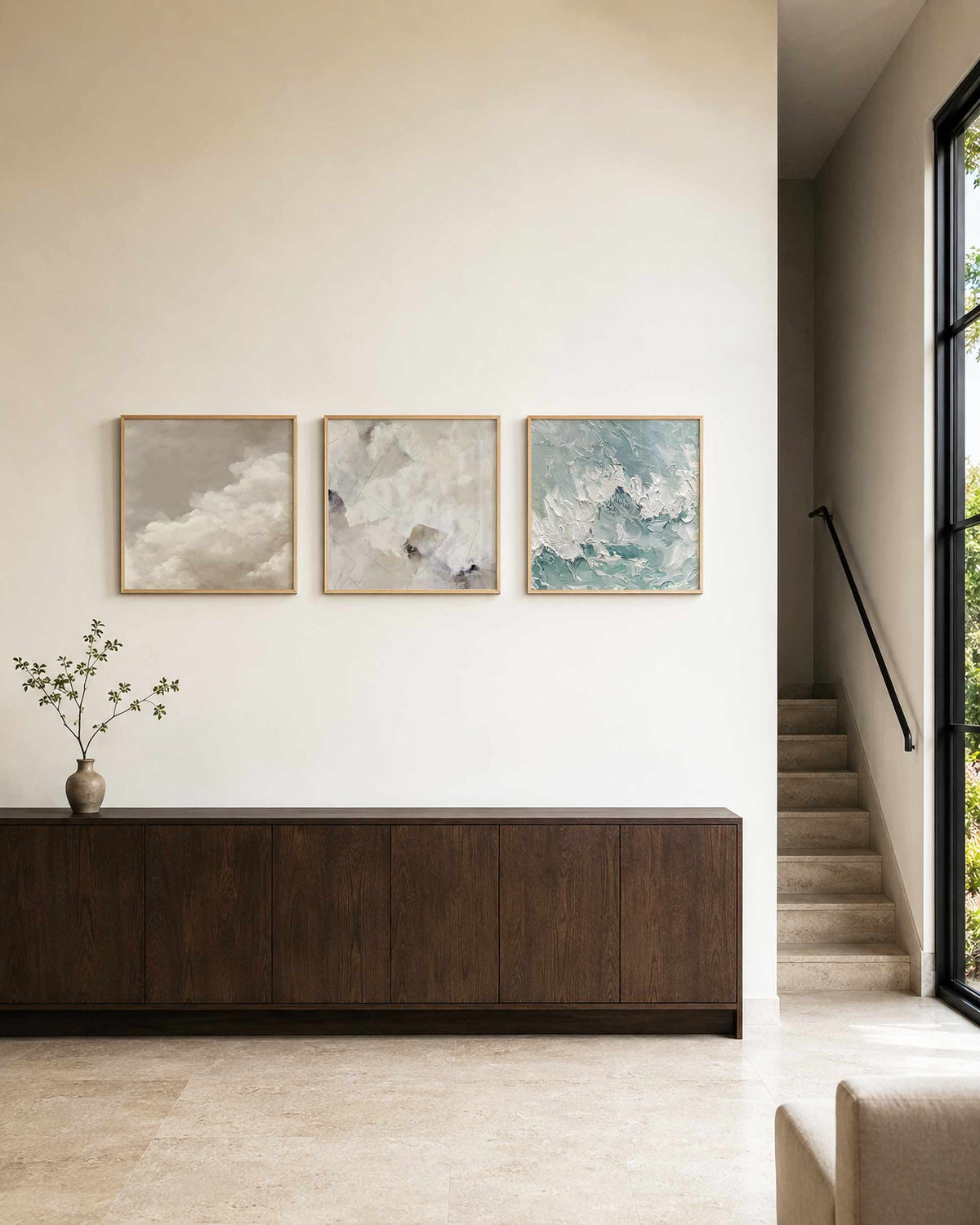 Interieurpresentatie van een driedelige vierkante posterset met abstracte wolkenstructuren