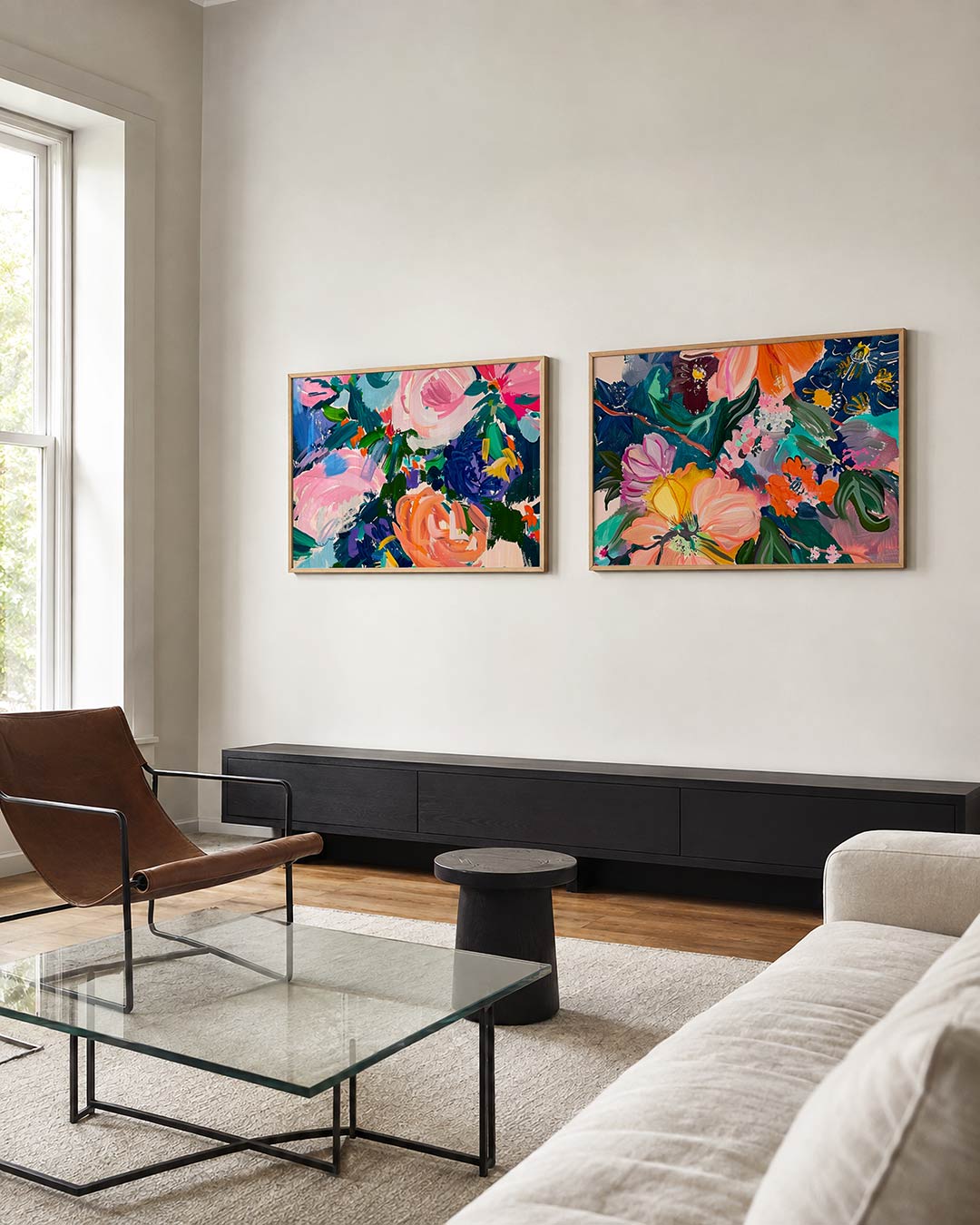 Tweedelige posterset met roze, blauw en groen, getoond in een interieur
