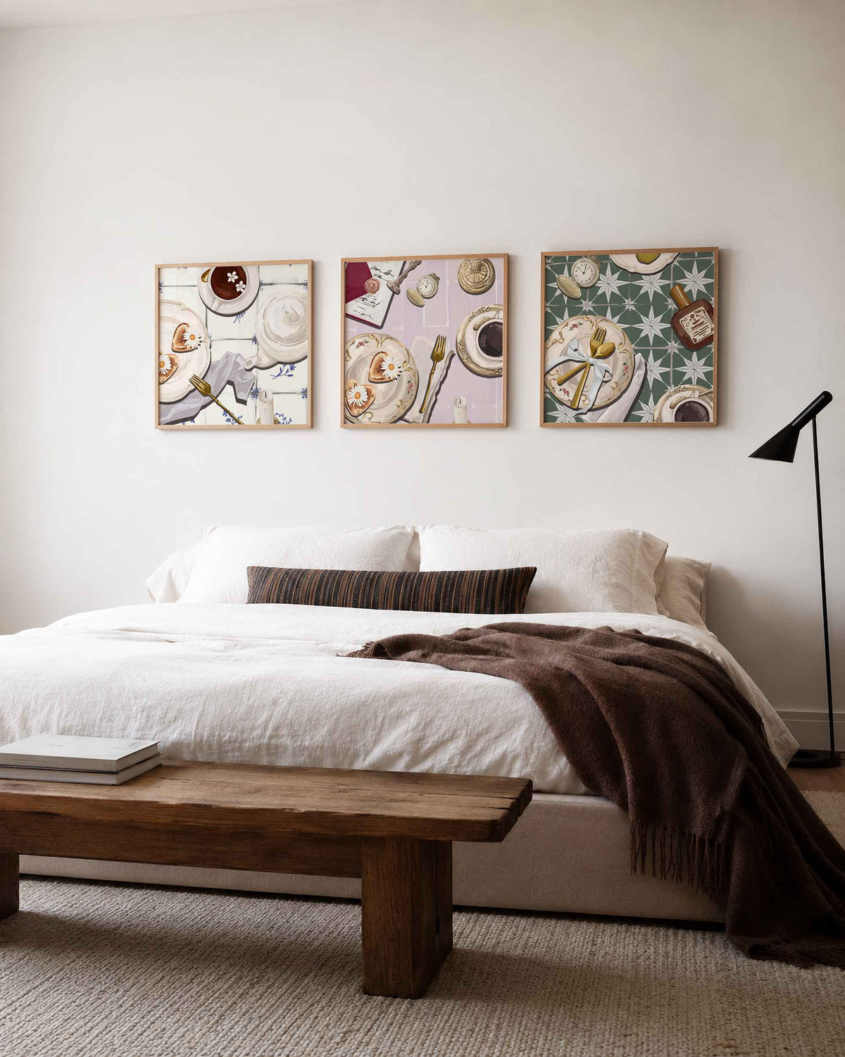 Interieurpresentatie van een driedelige vierkante posterset met ontbijttafel stilleven