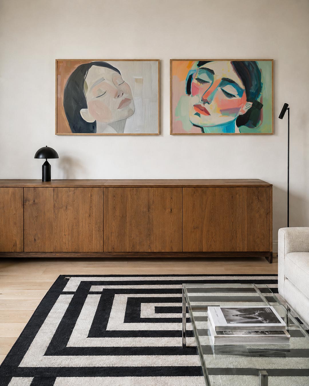 Twee liggende posters met een gezicht in zachte, vloeiende lijnen en fijne kleurvlakken, aan de muur in een interieur