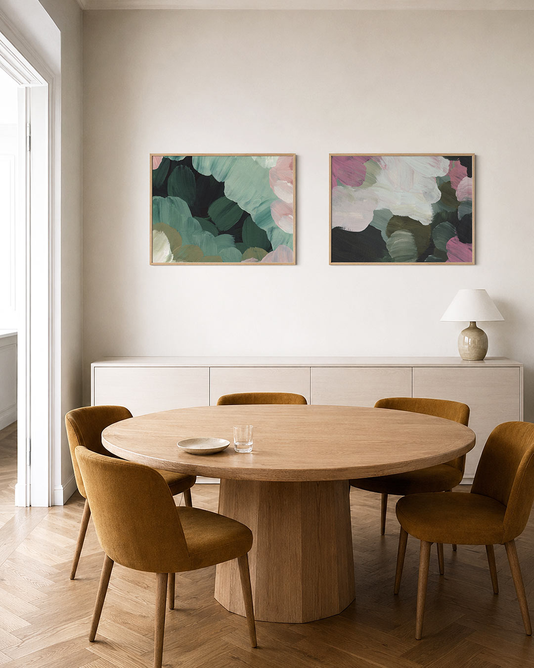 Twee liggende posters met deze tweedelige posterset heeft groene en roze penseelstreken, aan de muur in een interieur