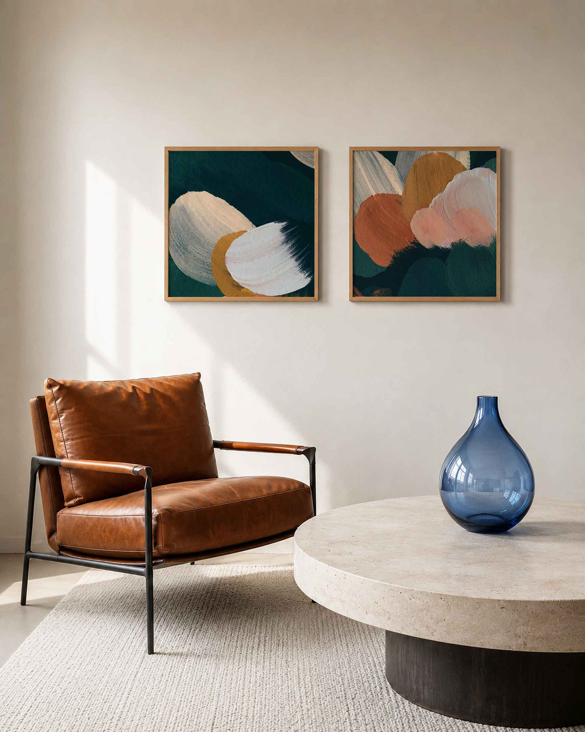 Interieurpresentatie van een tweedelige vierkante posterset met verfhazen abstract