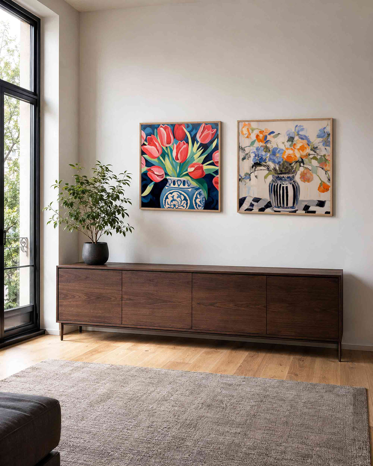 Interieurpresentatie van een tweedelige vierkante posterset met tulpen en bloemen