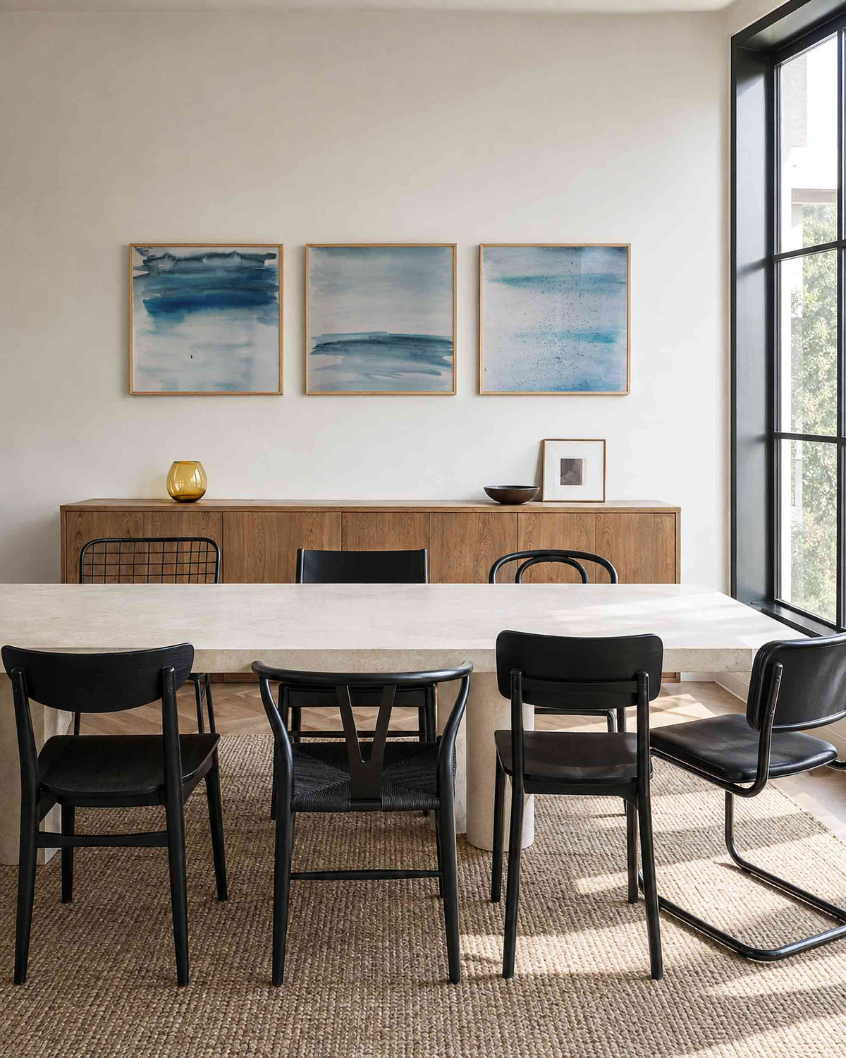 Interieurpresentatie van een driedelige vierkante posterset met blauwe abstracte